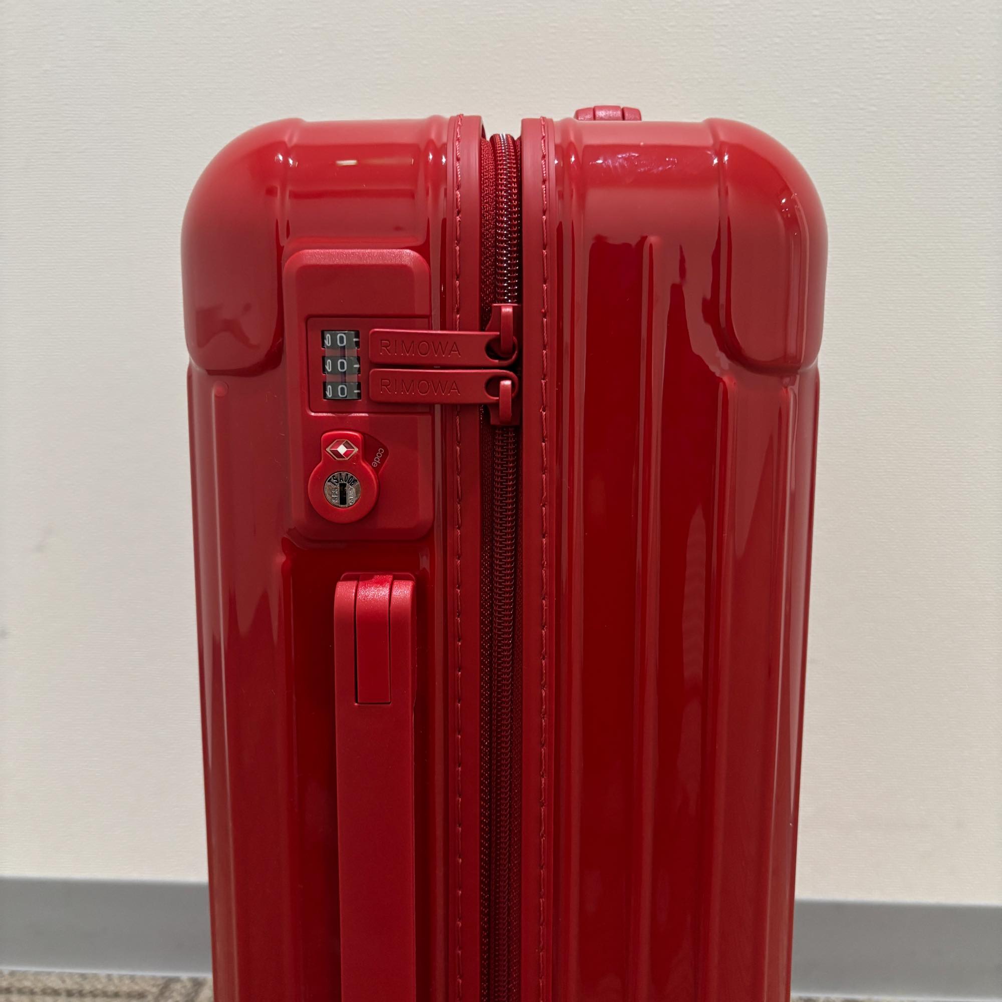 リモワ エッセンシャル 832.52.65.4 キャビンS アウトレット品 34L レッド