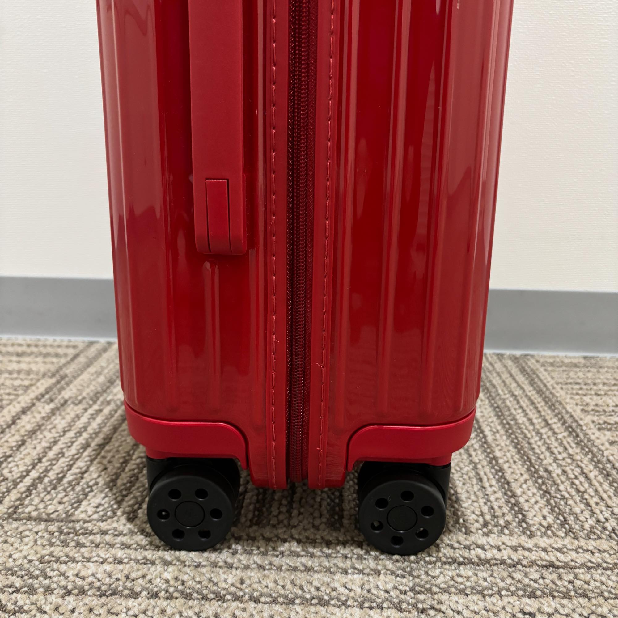 リモワ エッセンシャル 832.52.65.4 キャビンS アウトレット品 34L レッド
