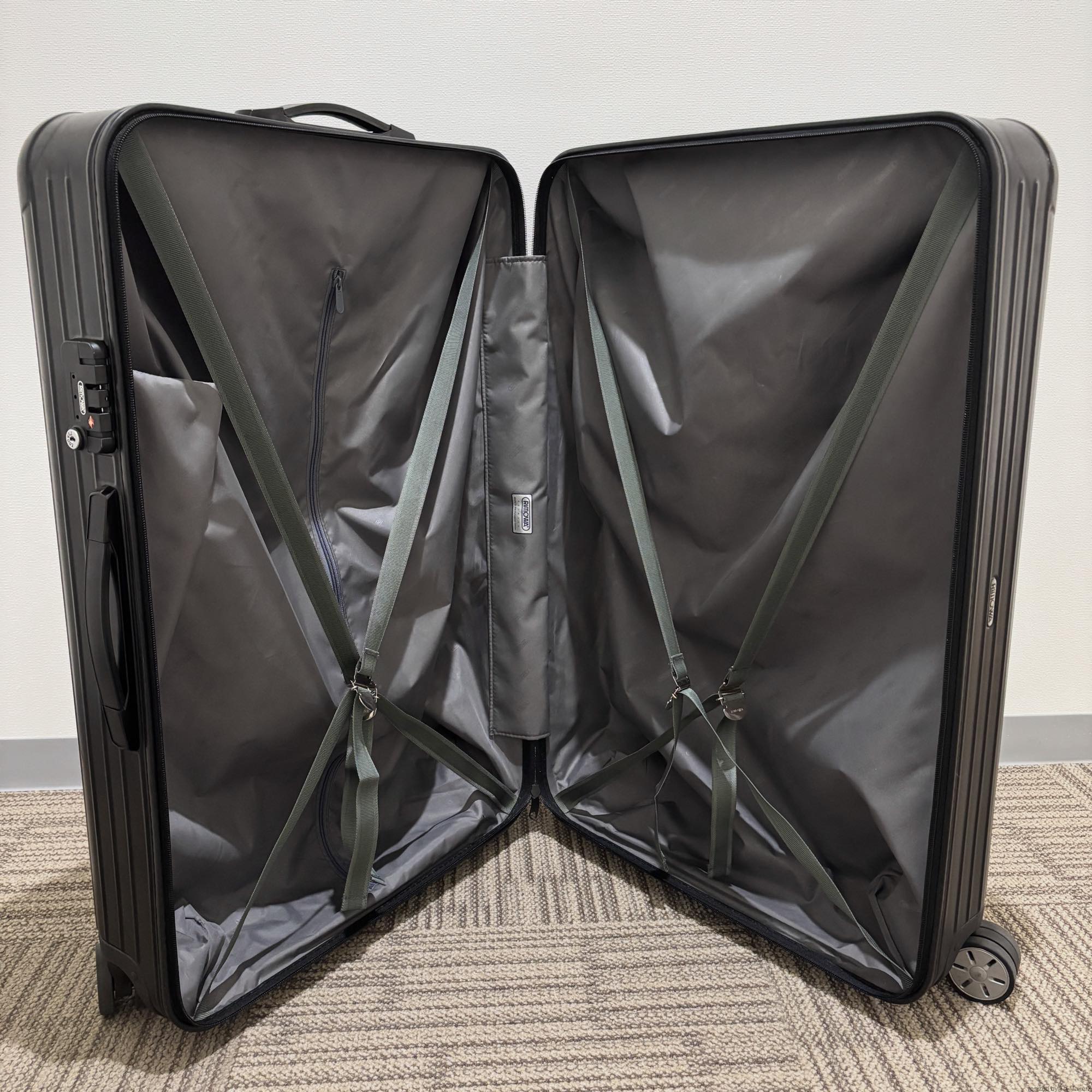 リモワ エッセンシャル(サルサ) 871.77-12 107リットル 中古商品 4輪