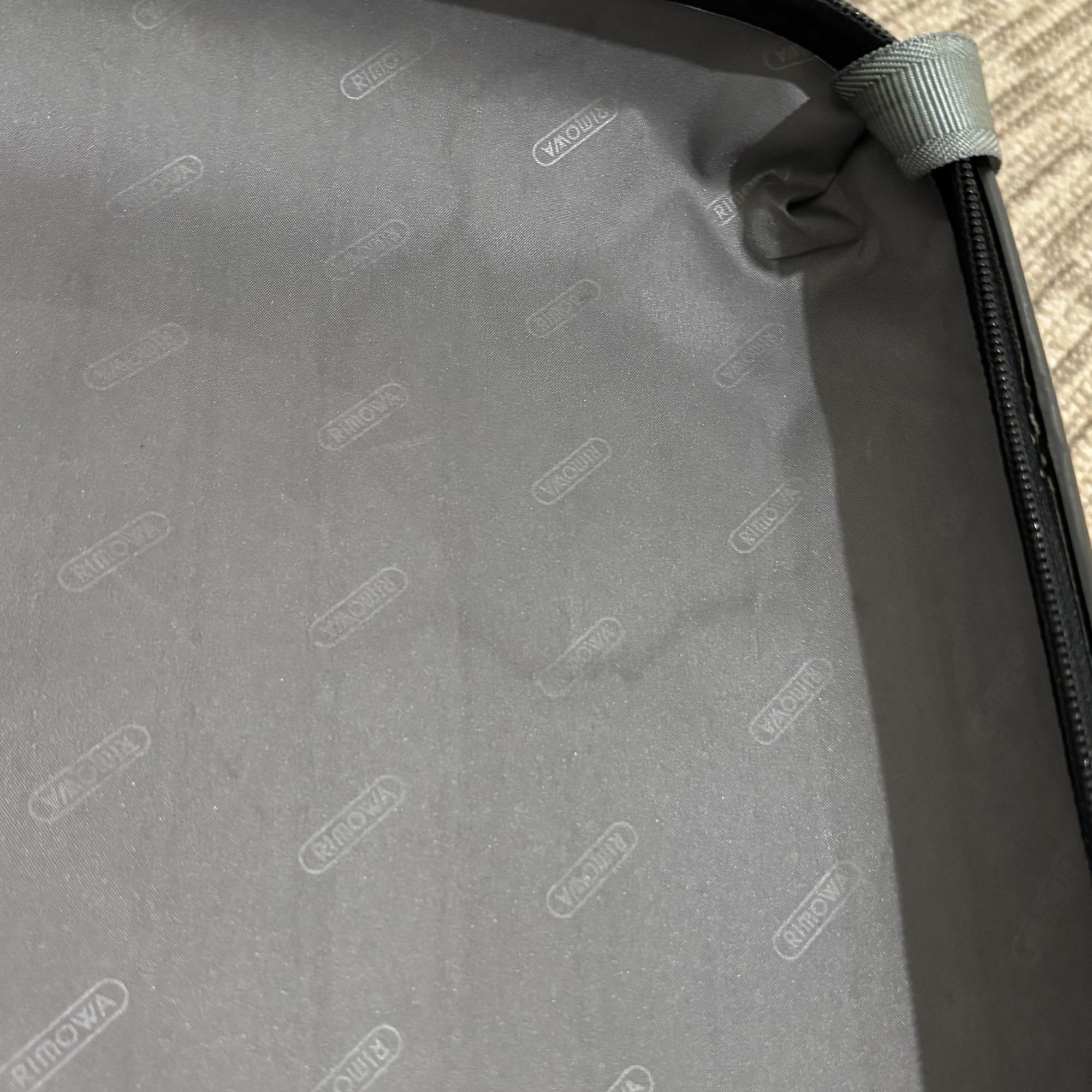 リモワ エッセンシャル(サルサ) 中古商品 856.52-13 35リットル 2輪