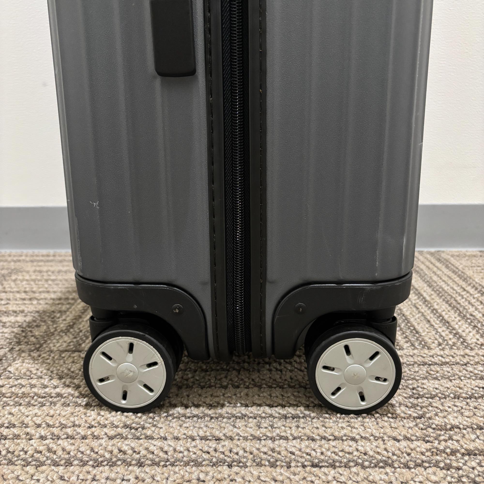 リモワ エッセンシャル(サルサ) 810.63.35.4-2 中古美品 61リットル 4輪