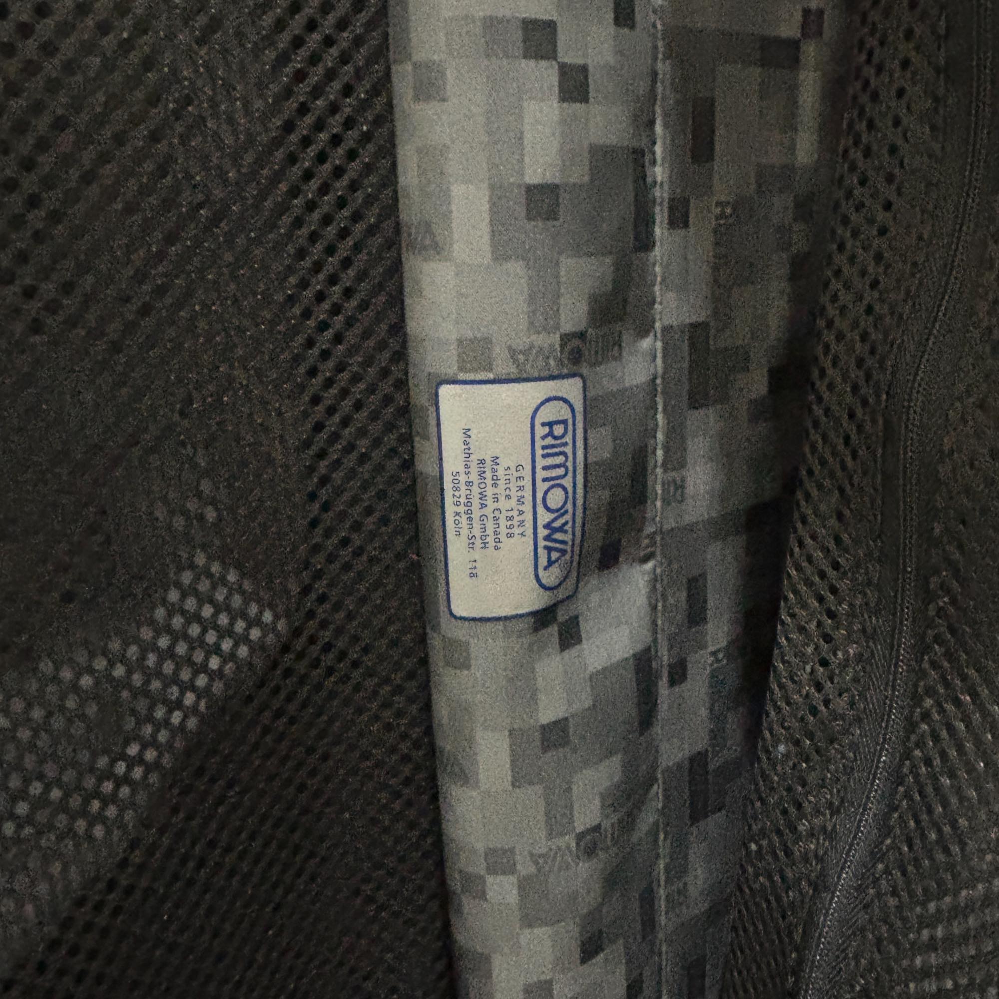 リモワ エッセンシャル(サルサ) 810.63.35.4-2 中古美品 61リットル 4輪