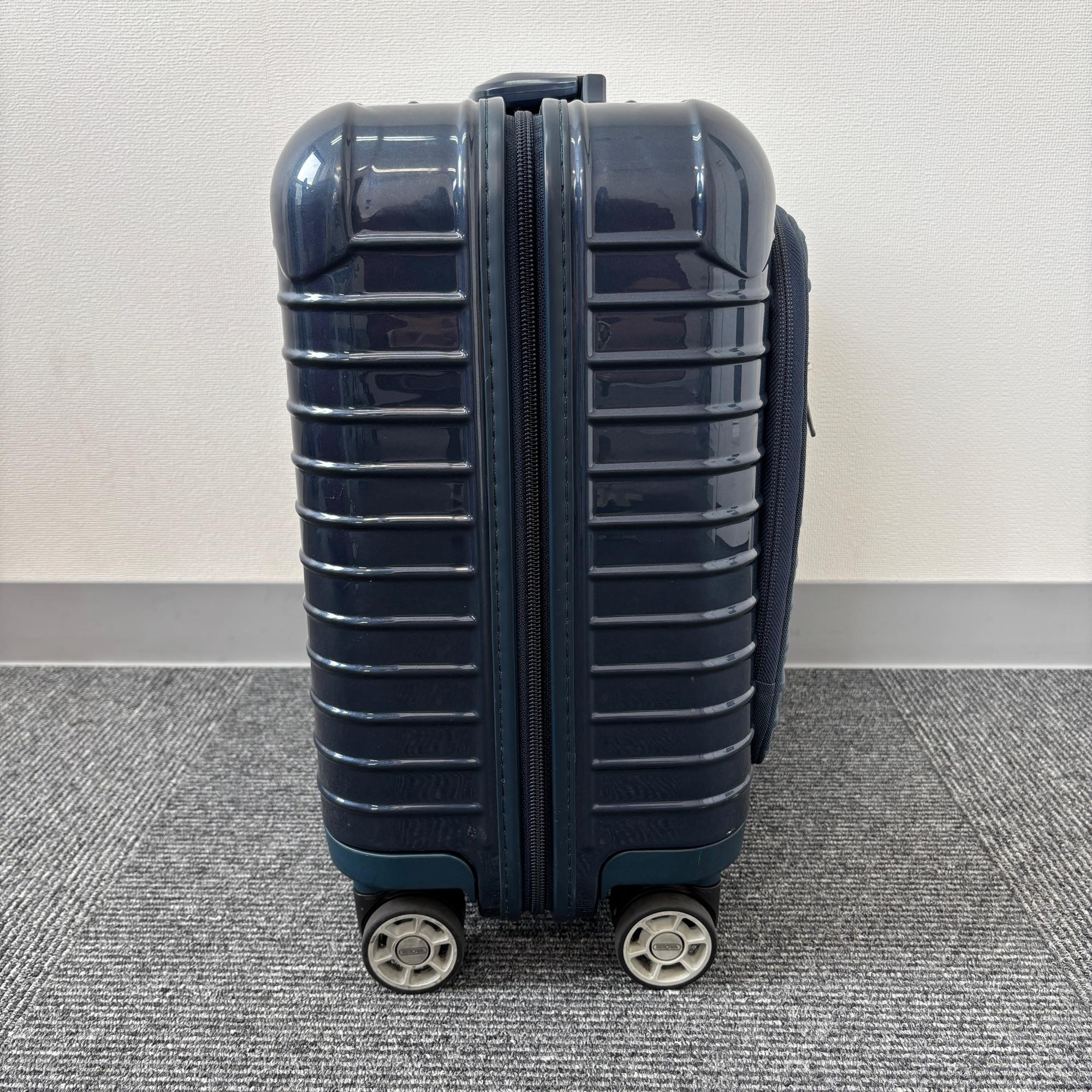 リモワ サルサデラックス ハイブリッド(エッセンシャルスリーブ) 840.40-2 中古美品 23リットル 4輪