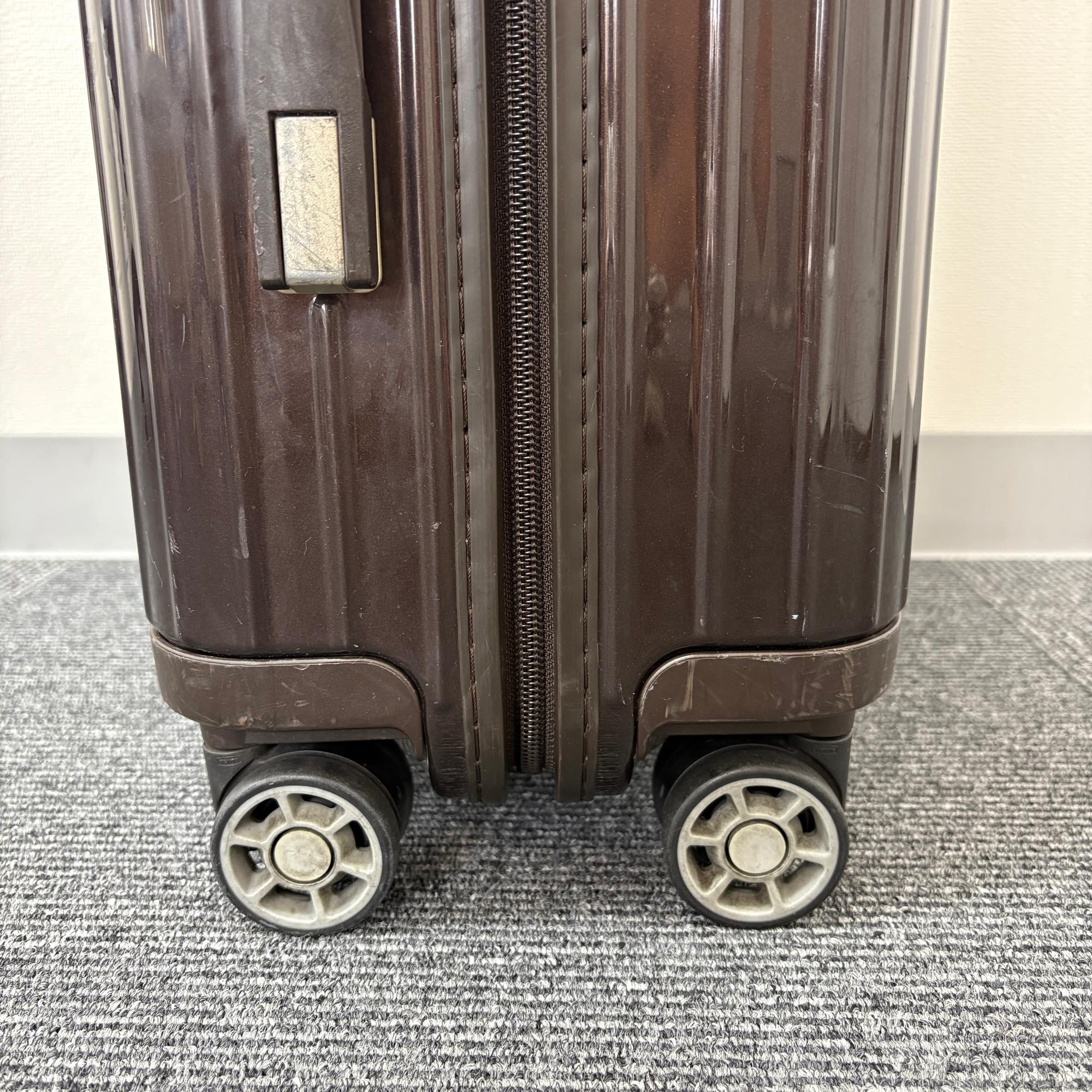 リモワ サルサデラックス(エッセンシャル) 872.52-2 33リットル 中古美品 4輪
