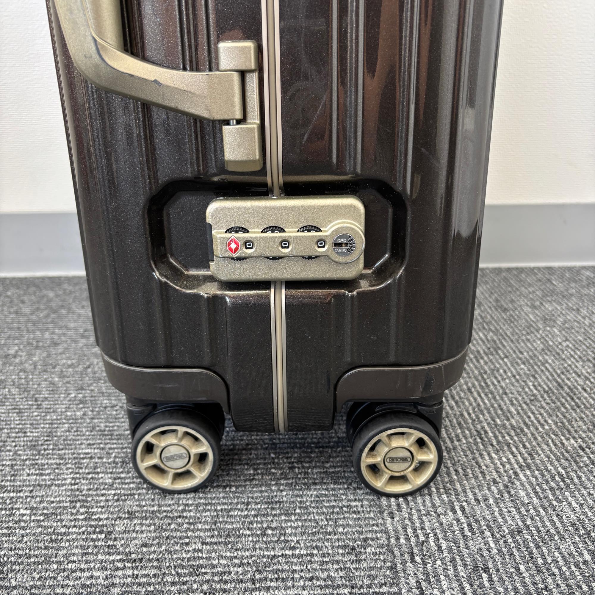 リモワ リンボ(ハイブリッド) 881.52.33.4 32リットル 中古美品 4輪
