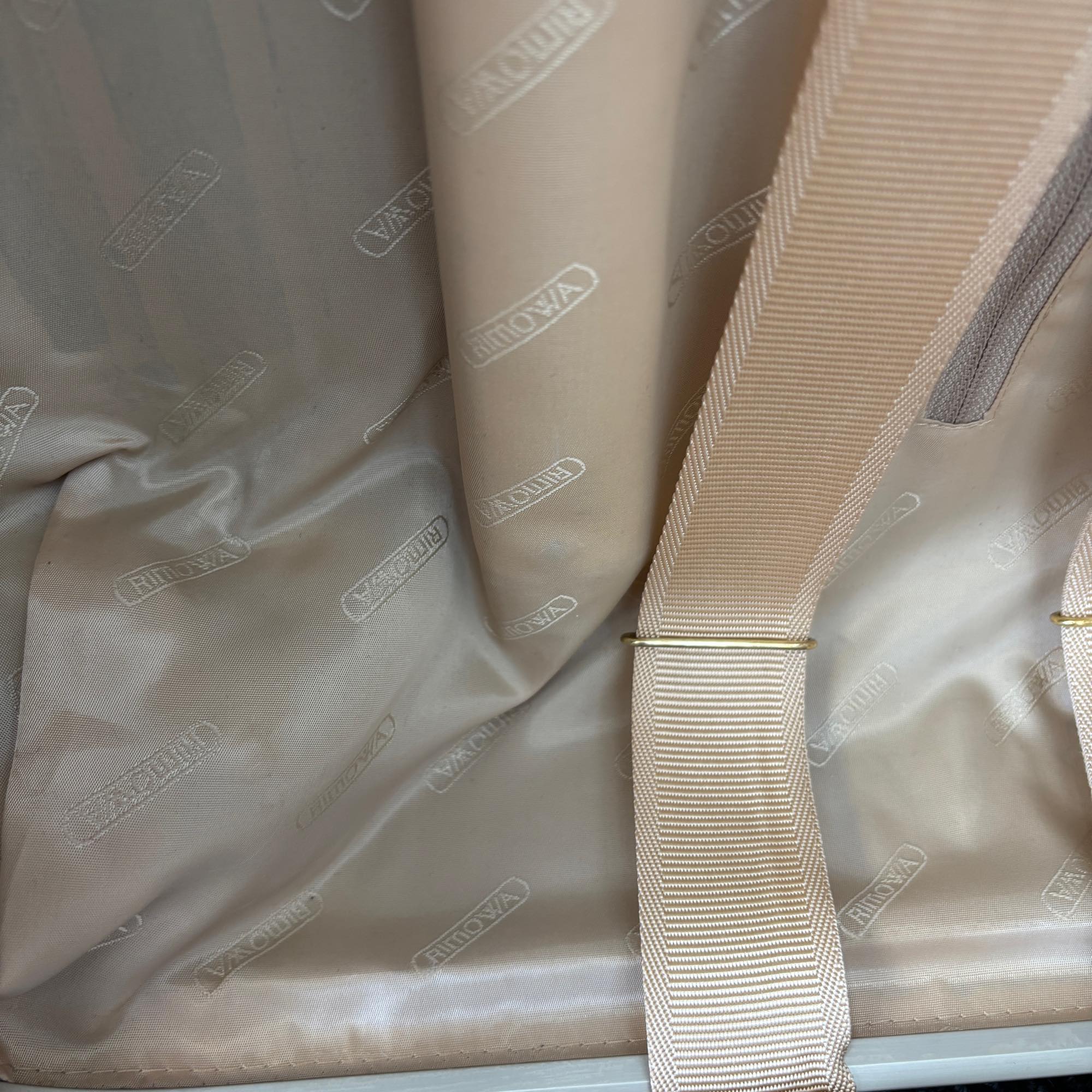 リモワ リンボ(ハイブリッド) 881.52.33.4 32リットル 中古美品 4輪