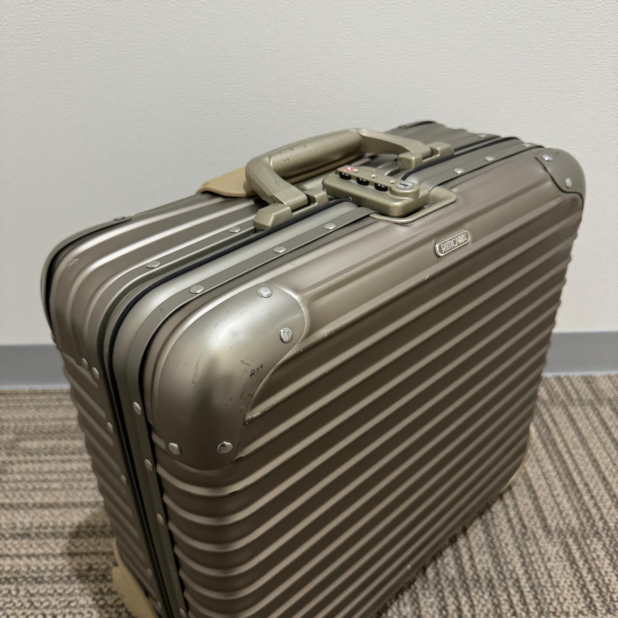 リモワ トパーズ チタニウム 920.40.03.2-2 中古美品 28リットル 2輪