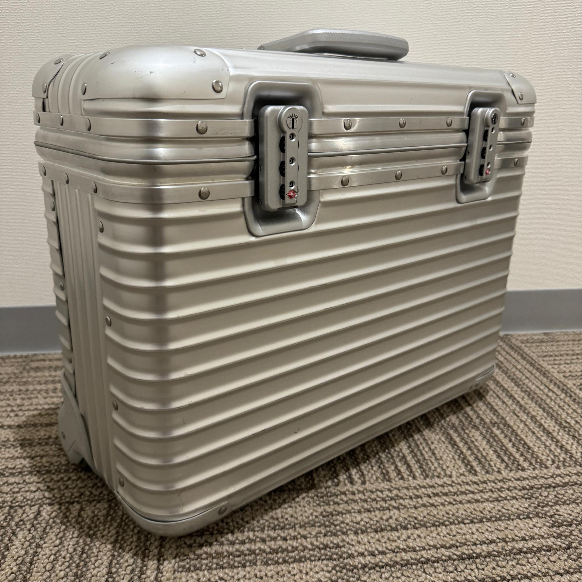 リモワ パイロット 中古美品 923.50-2 34リットル 2輪