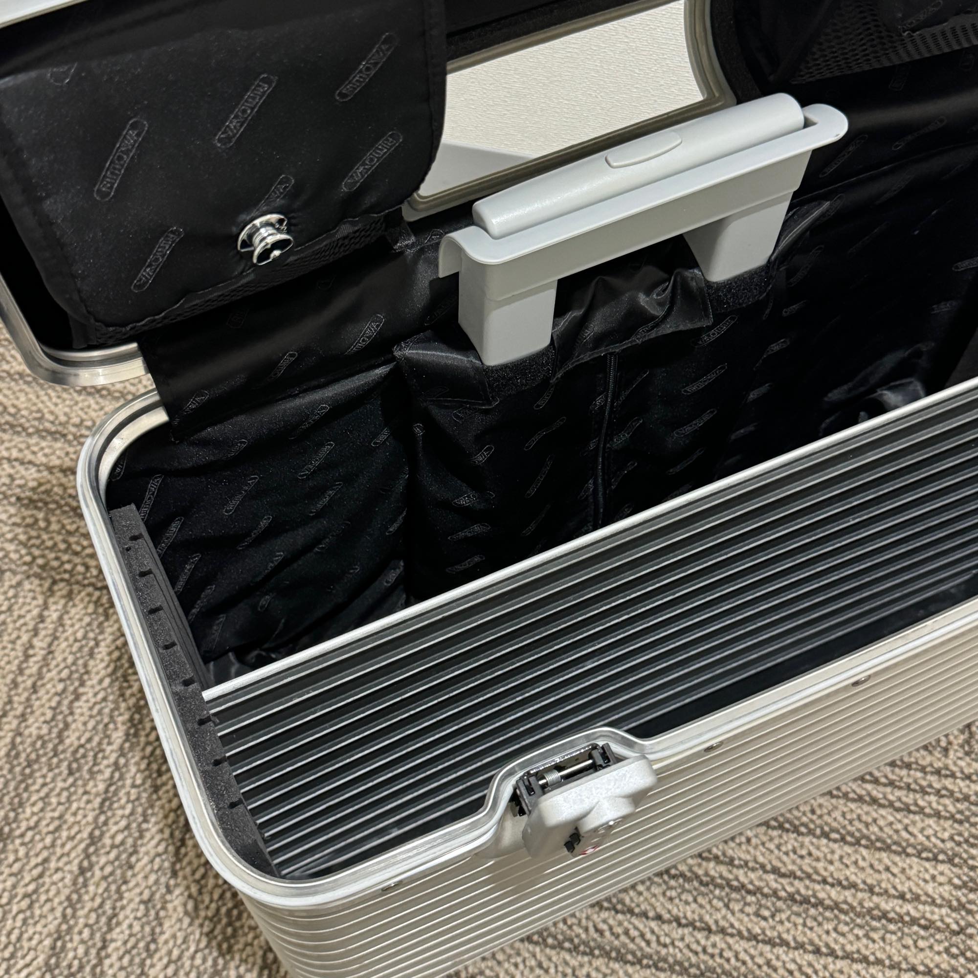 リモワ パイロット 中古美品 923.50-2 34リットル 2輪