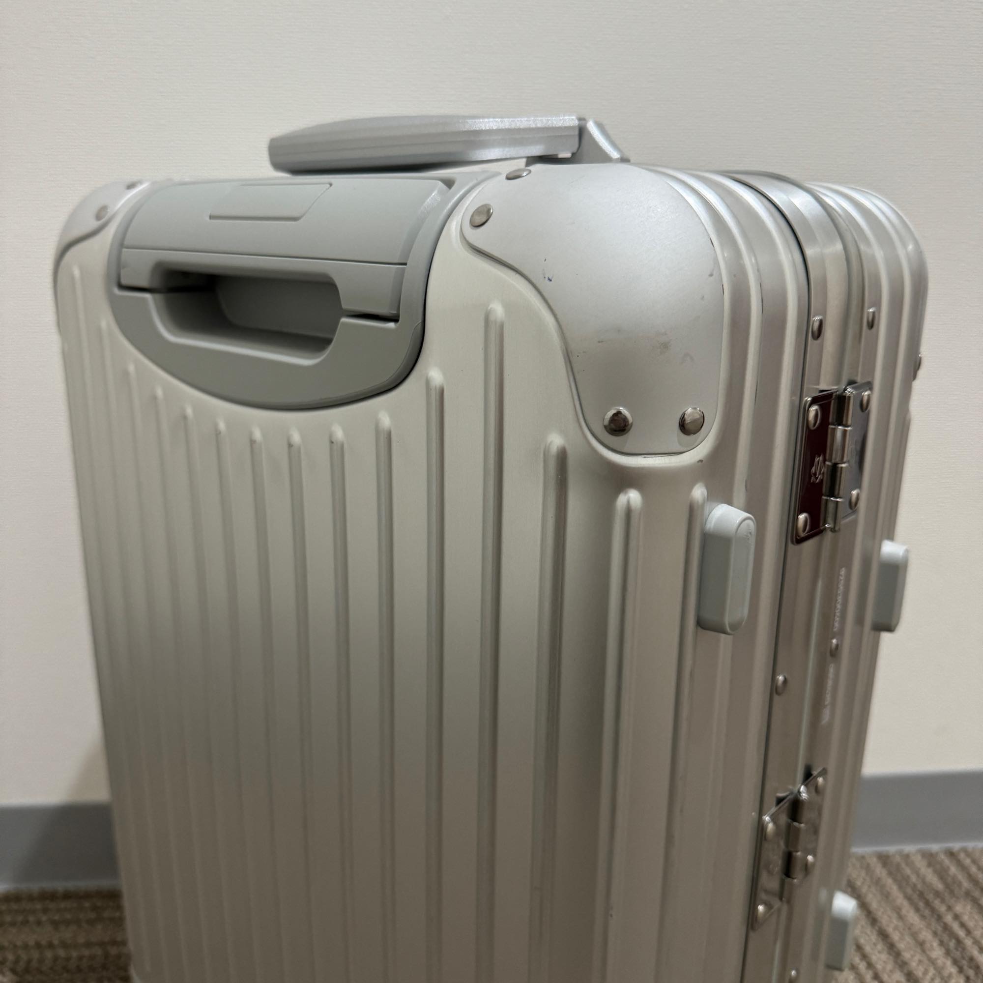 リモワ オリジナル 925.53.00.4 キャビン 中古美品 35リットル 4輪