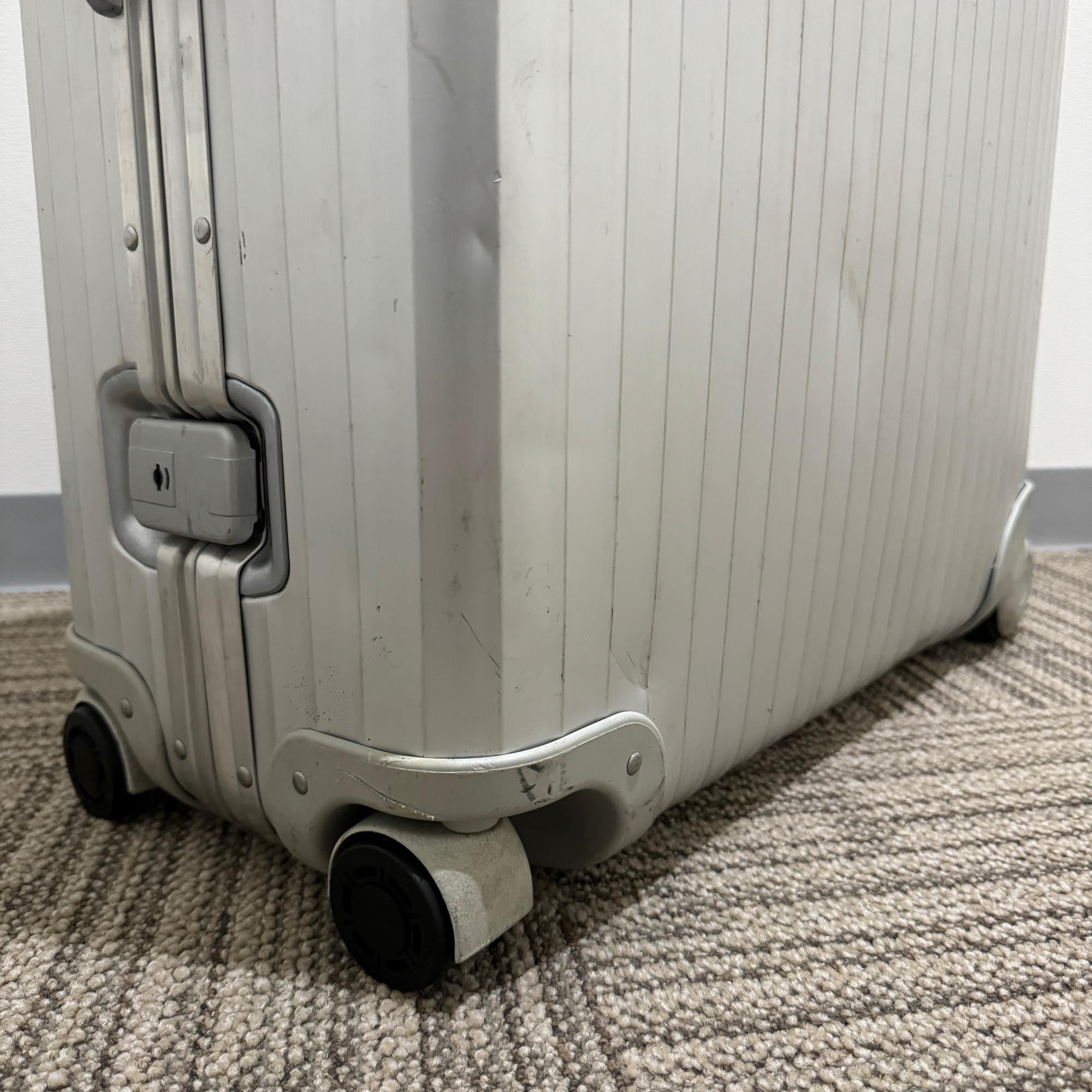 リモワ トパーズ 中古商品 931.77-2 104リットル 4輪