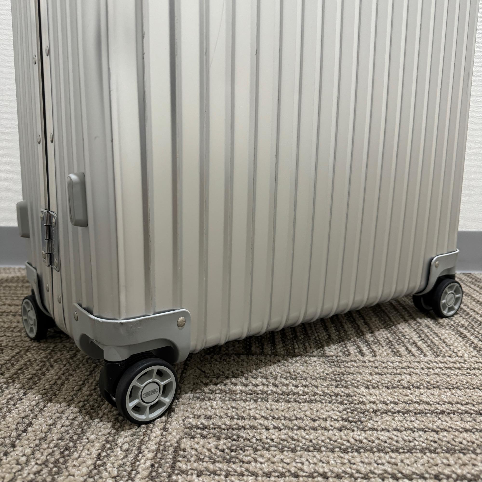 リモワ クラシックフライト 中古美品 971.70-2 76リットル 4輪