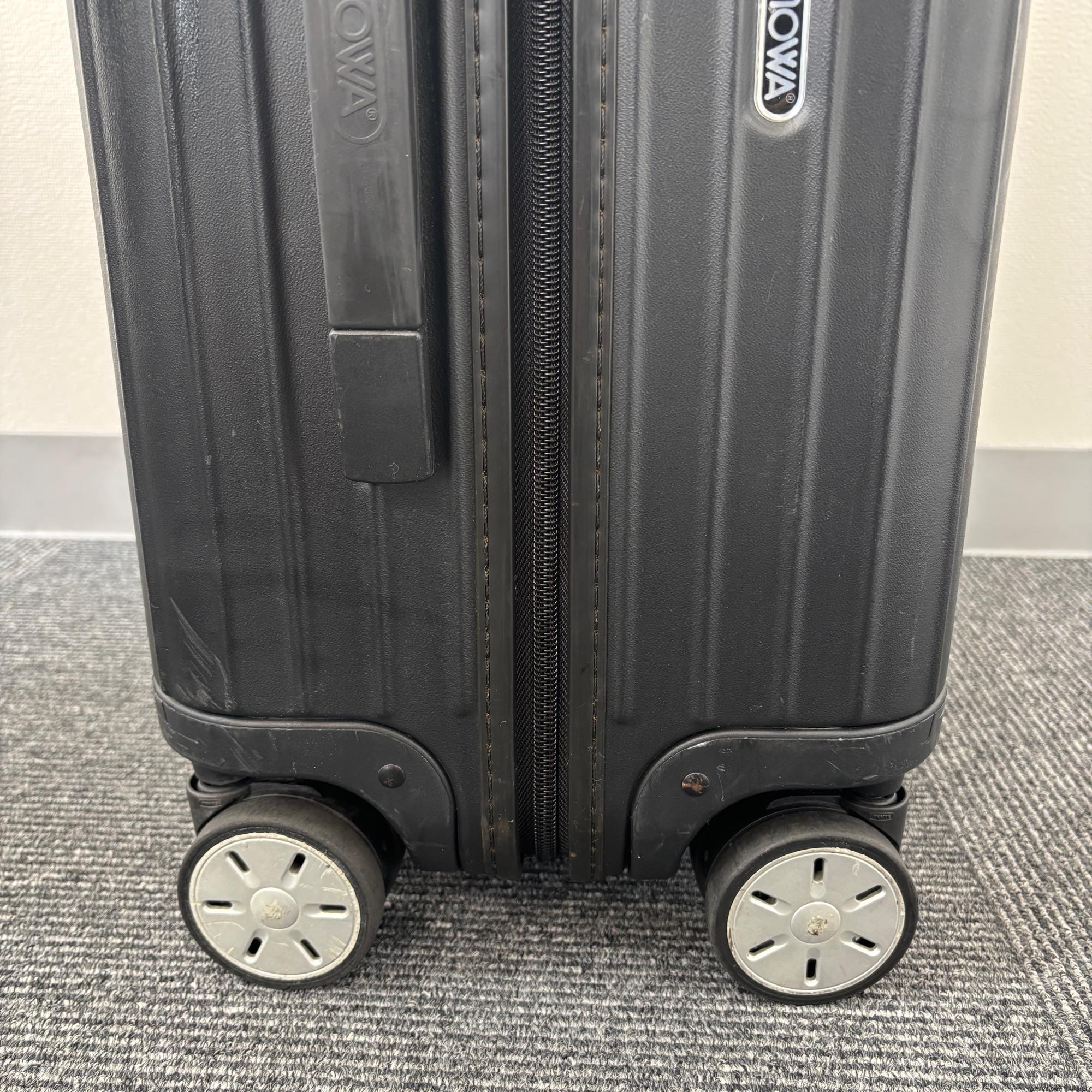 リモワ サルサ(エッセンシャル) 810.56-3 47リットル 中古商品 4輪