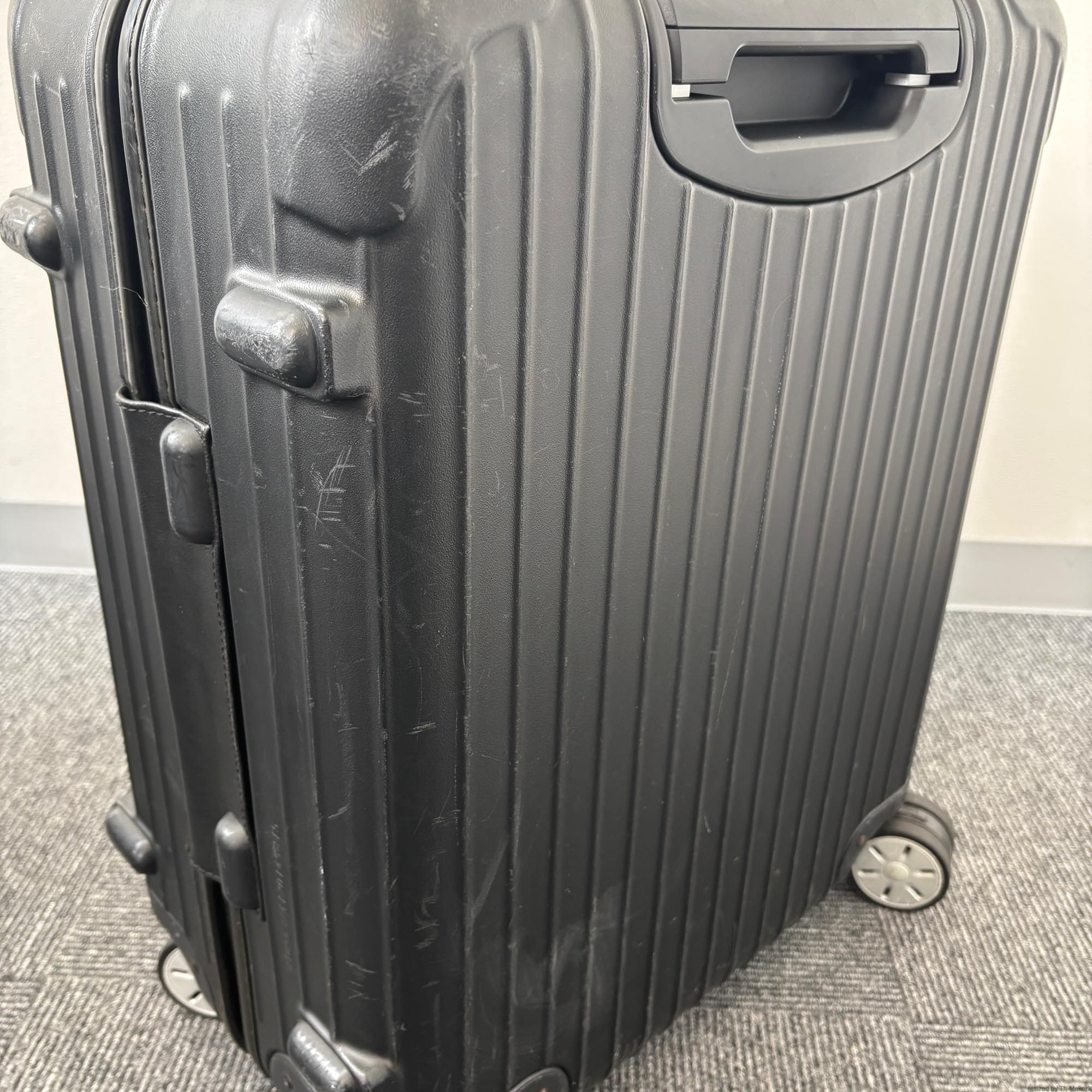 リモワ サルサ(エッセンシャル) 810.56-3 47リットル 中古商品 4輪
