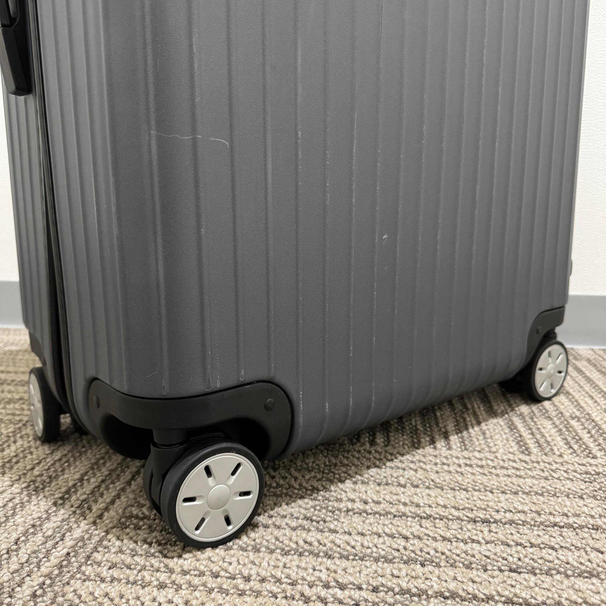リモワ サルサ 810.73-3 中古美品 98リットル 4輪