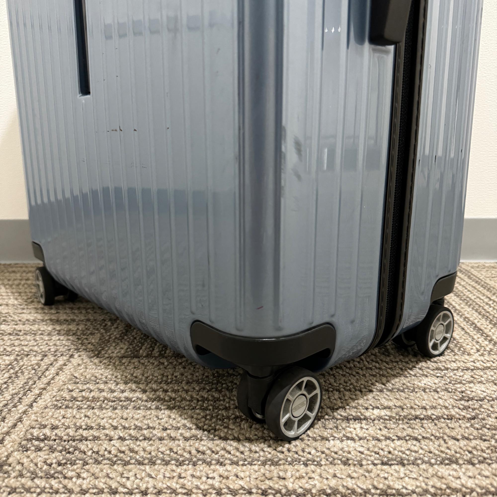 リモワ サルサ エアー 820.70.78.4-3 80リットル 中古商品 4輪