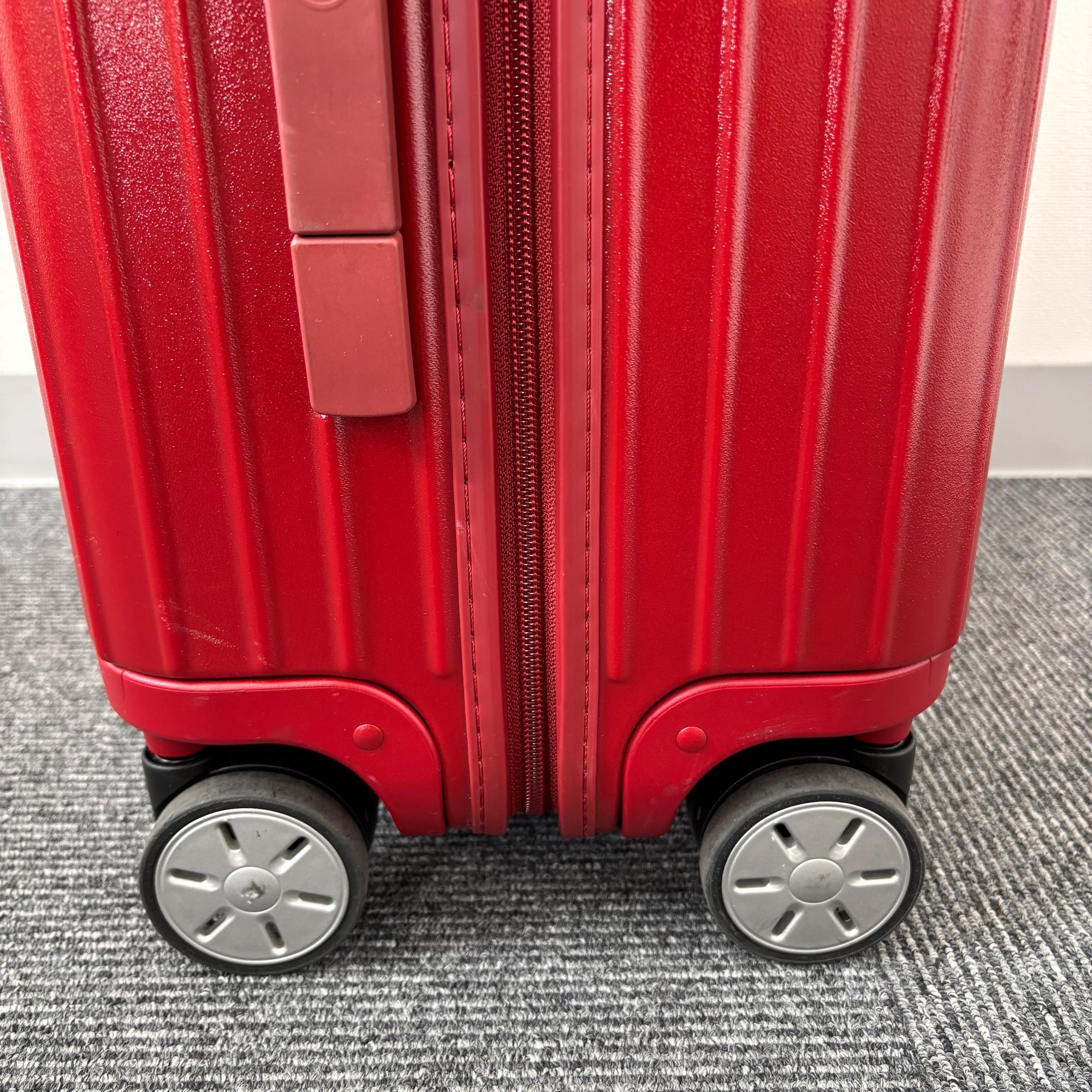 リモワ サルサ(エッセンシャル) 875.56-3 45リットル 中古美品 4輪