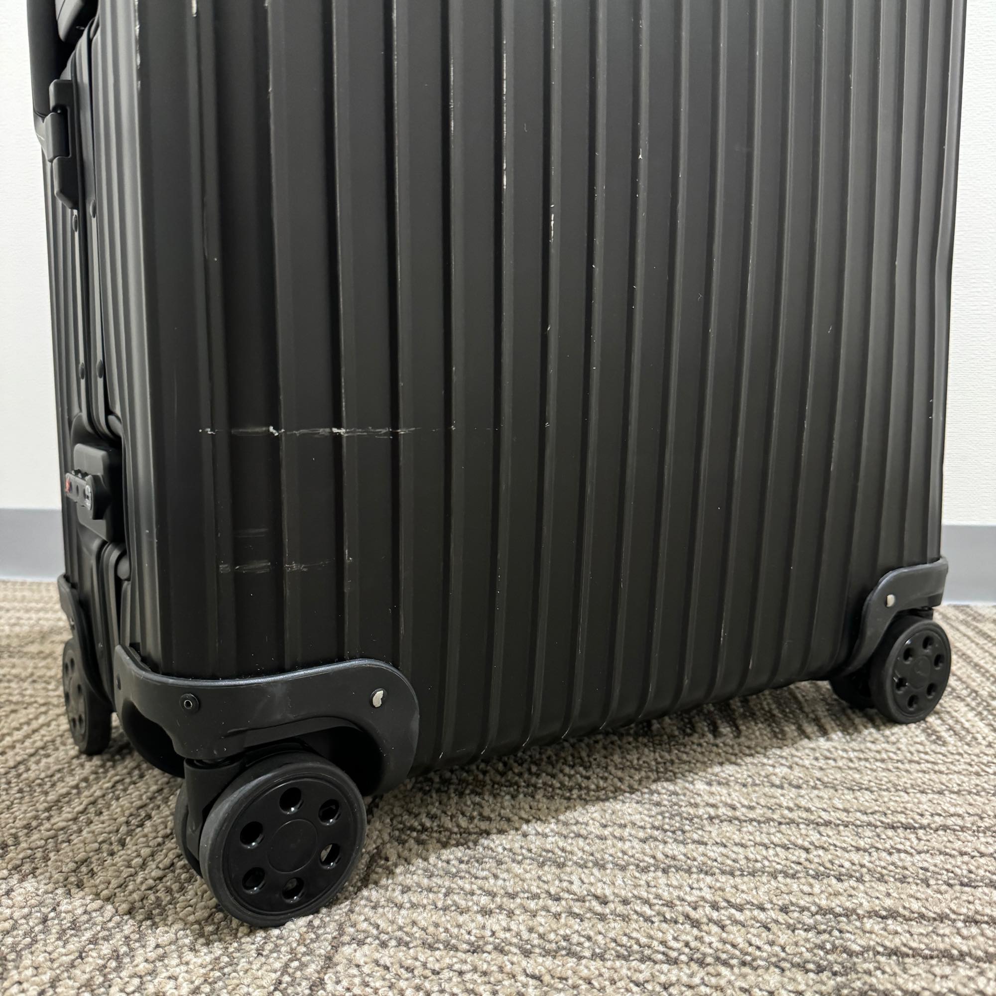リモワ トパーズ ステルス 中古商品 923.70 82リットル 4輪