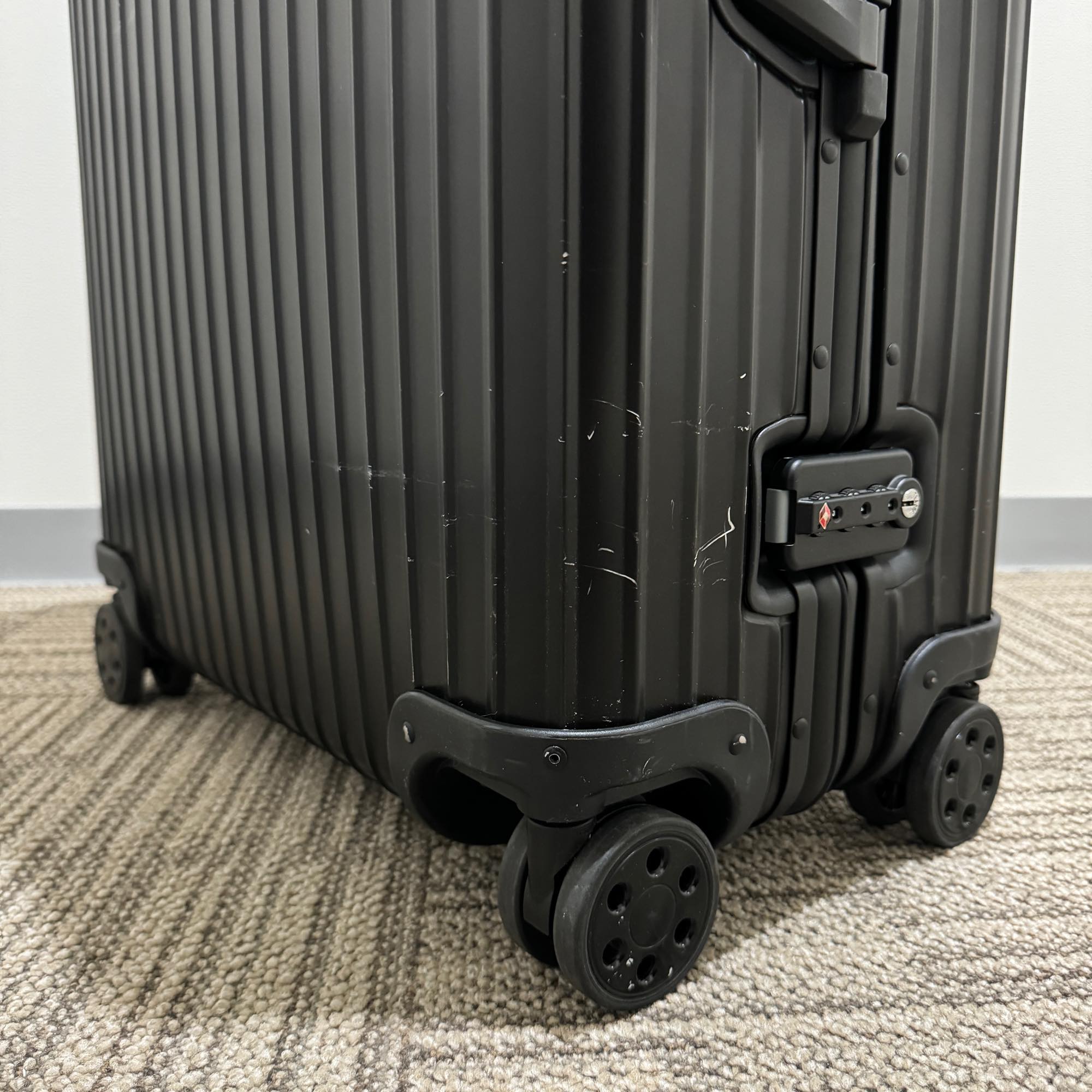 リモワ トパーズ ステルス 中古商品 923.70 82リットル 4輪