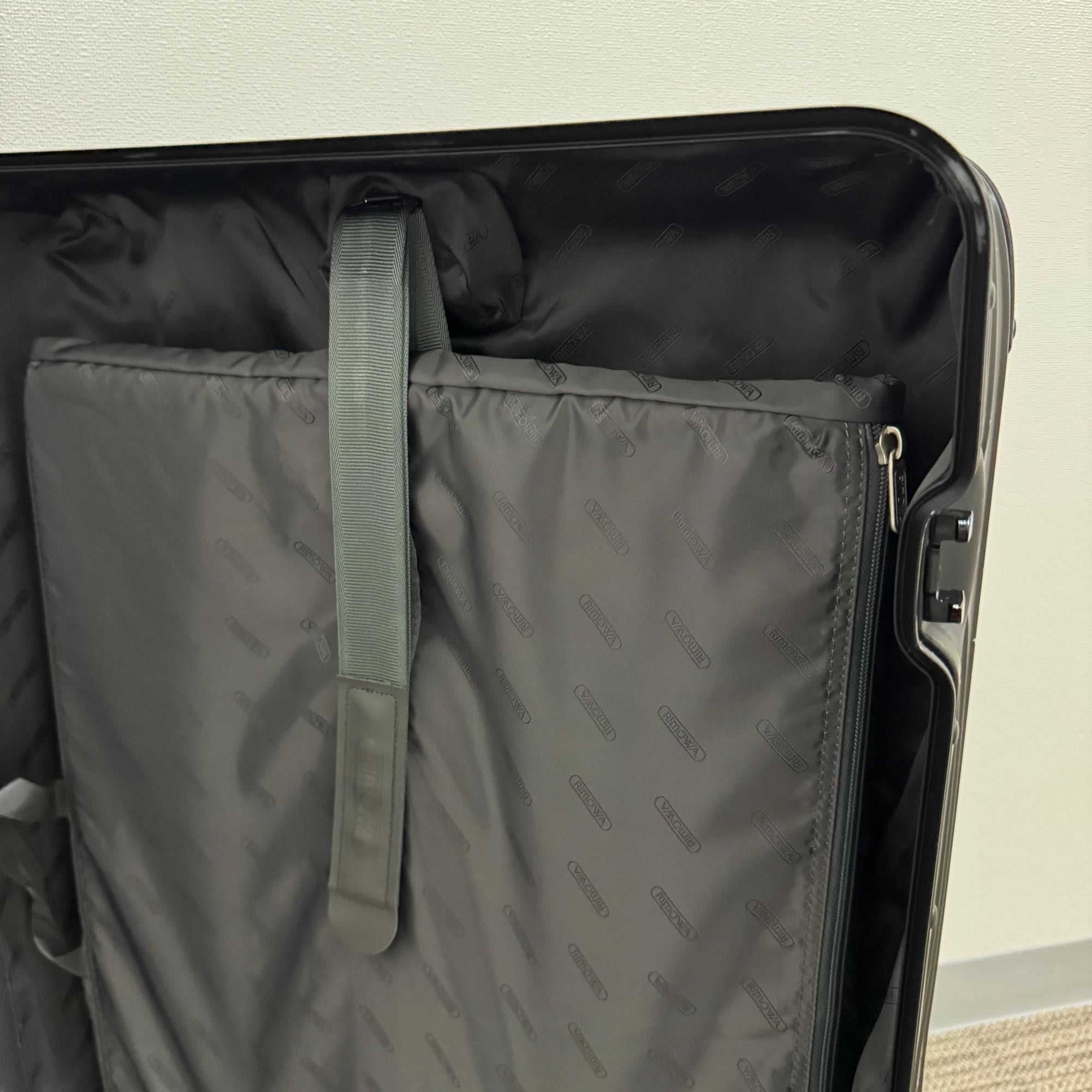 リモワ トパーズ ステルス 中古商品 923.70 82リットル 4輪
