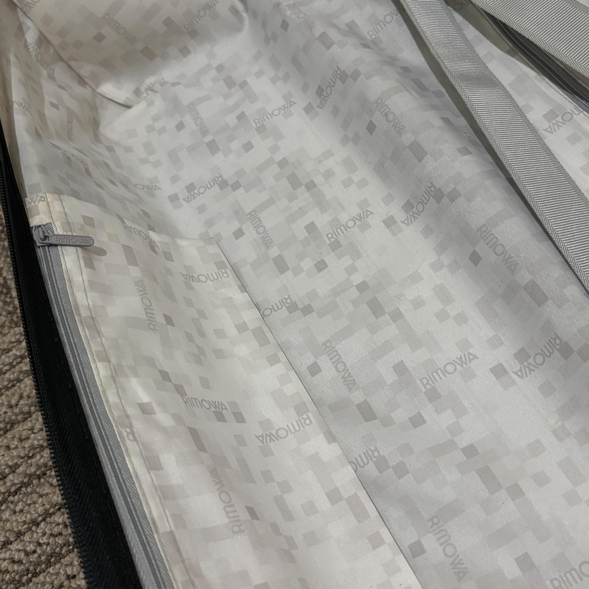 リモワ エッセンシャル (サルサ) 810.73-4 中古美品 98リットル 4輪