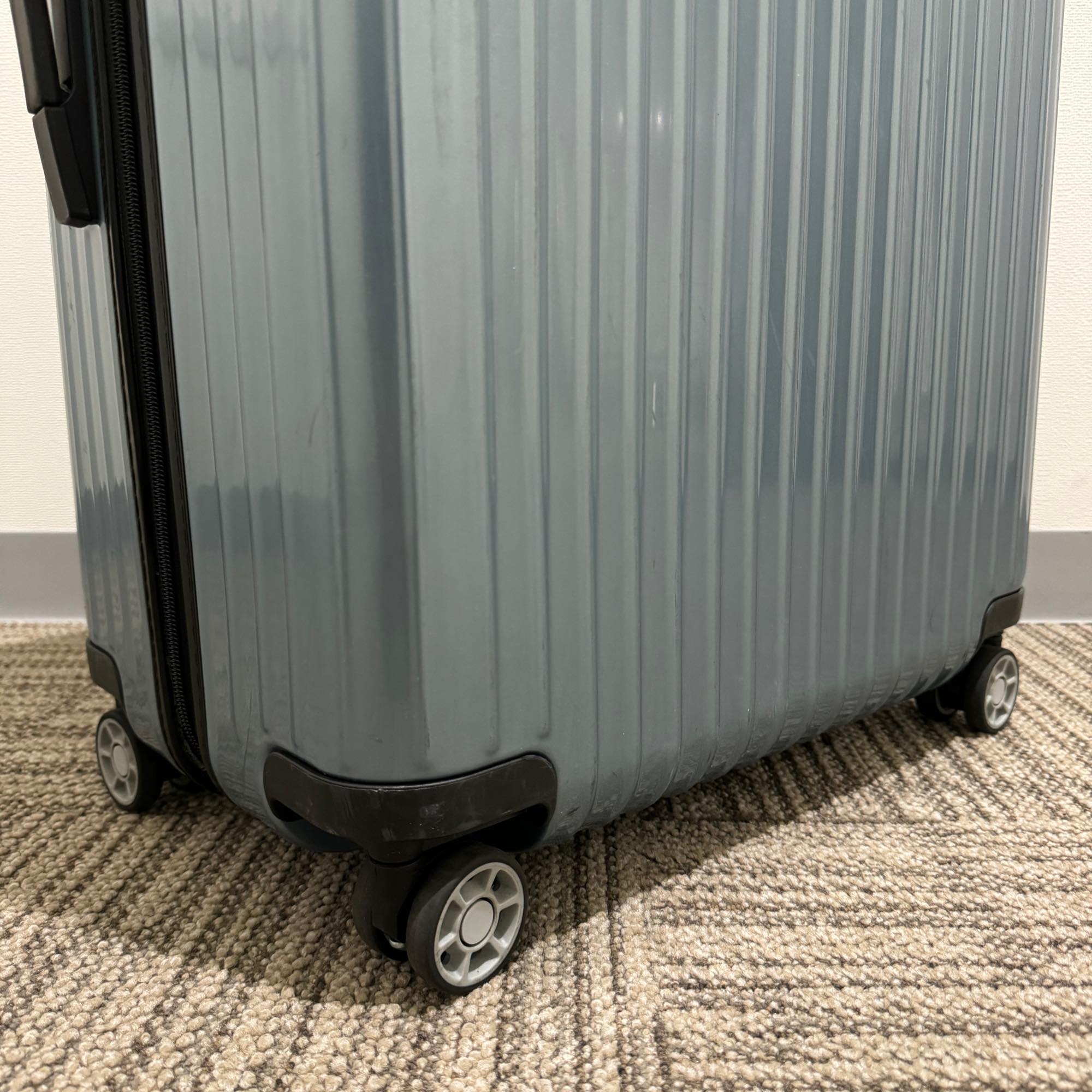 リモワ サルサ エアー 中古商品 824.70-4 80リットル 4輪