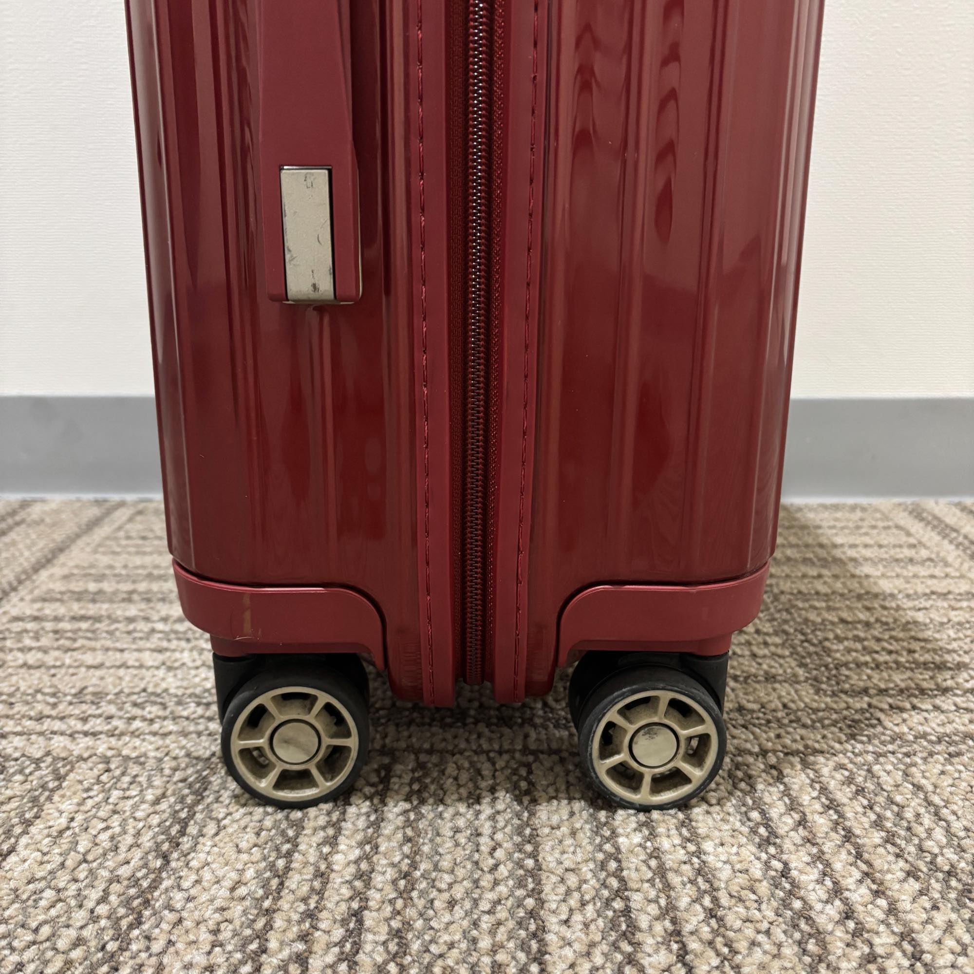 リモワ エッセンシャル(サルサ デラックス) 830.52.53.4 中古美品 32リットル 4輪