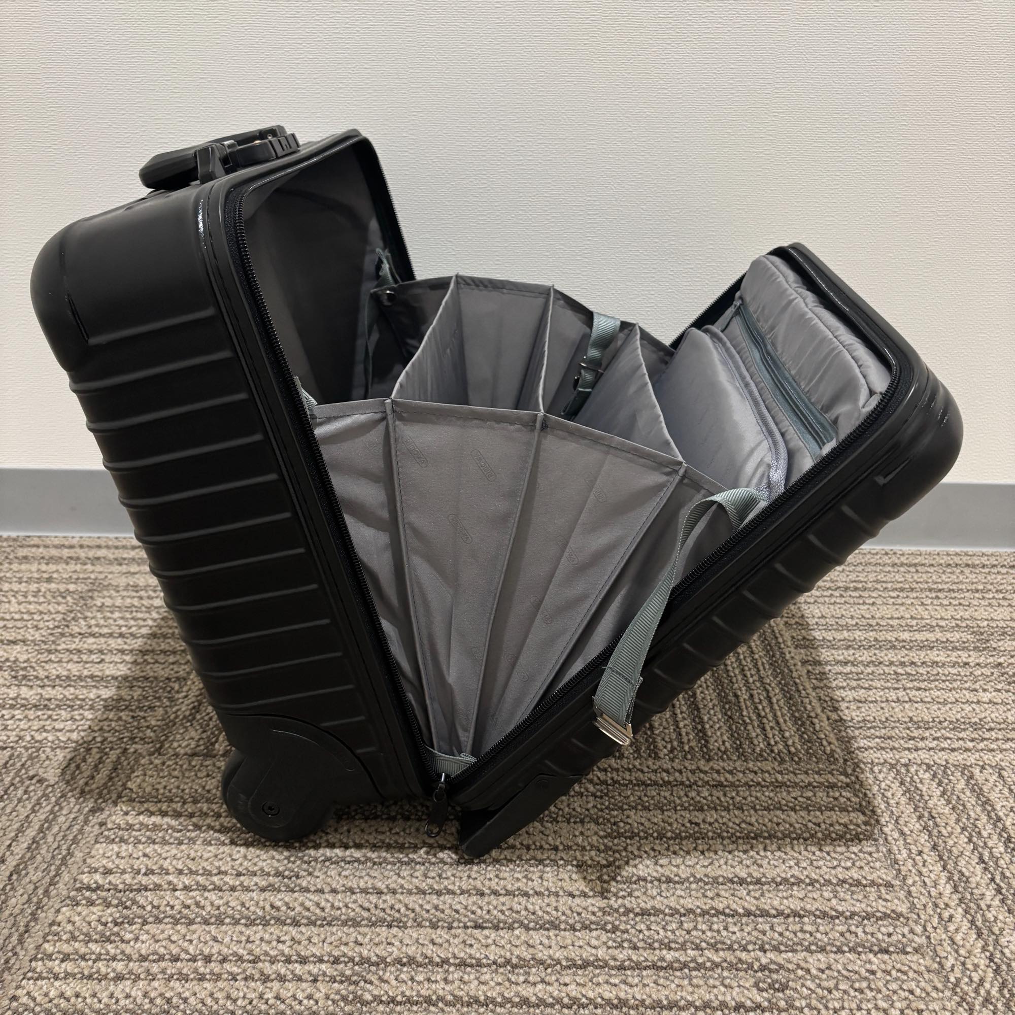 リモワ エッセンシャル(サルサ) 中古美品 851.40-4 23リットル 2輪