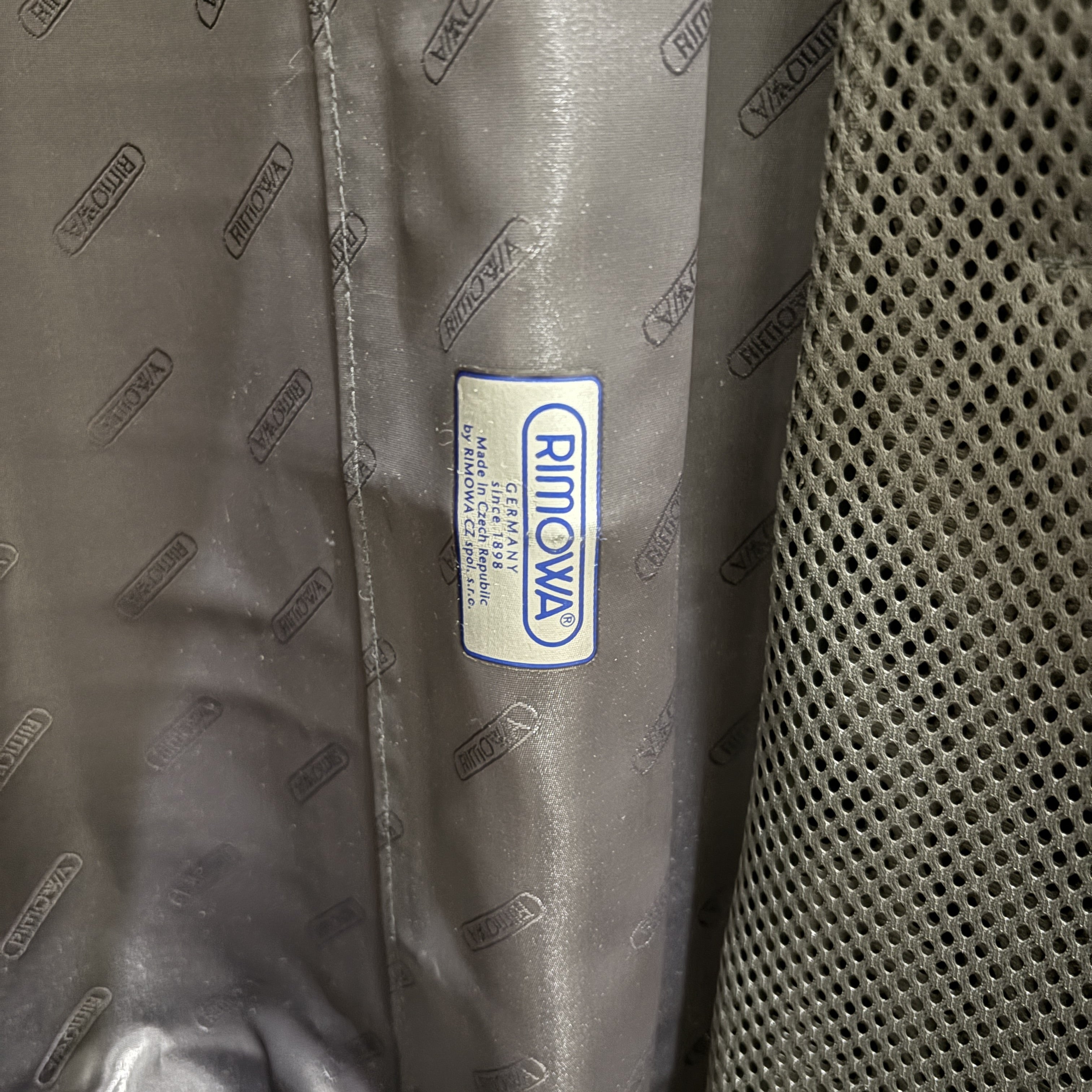 リモワ ボレロ(エッセンシャルスリーブ) 中古美品 861.52-4 37リットル 2輪