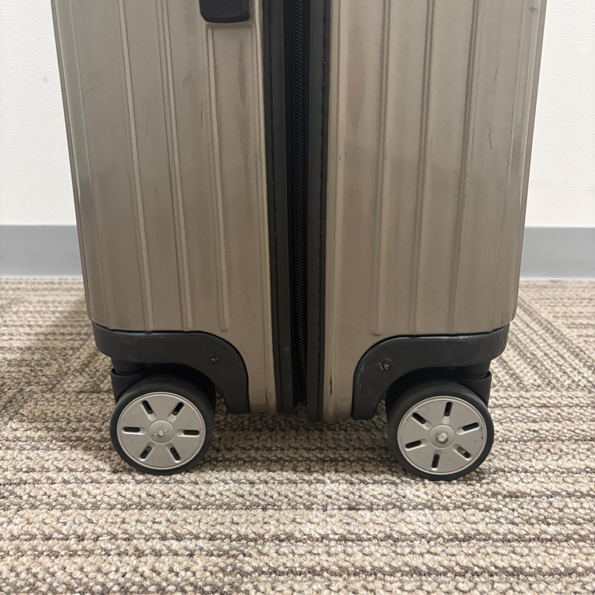 リモワ サルサ(エッセンシャル) 869.70-4 82リットル 中古美品 4輪