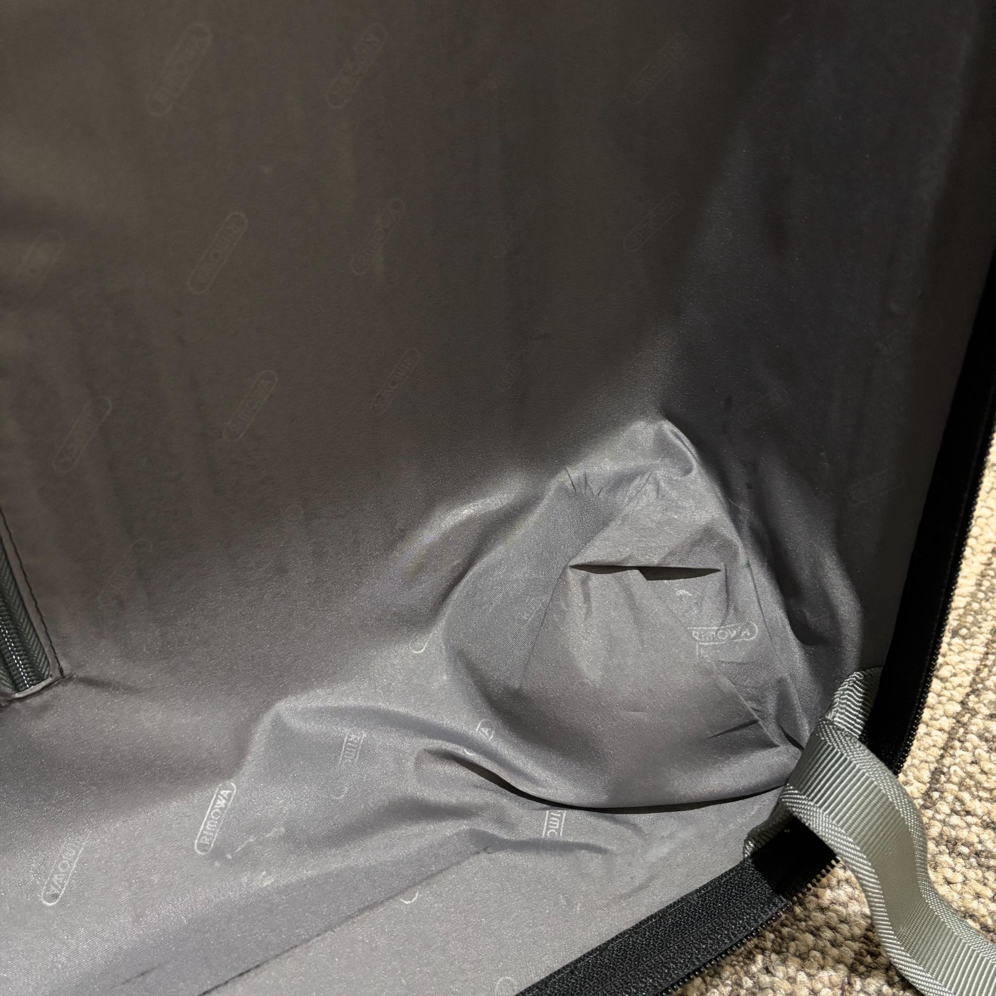 リモワ エッセンシャル (サルサ) U871.56-4 48リットル 中古商品 4輪