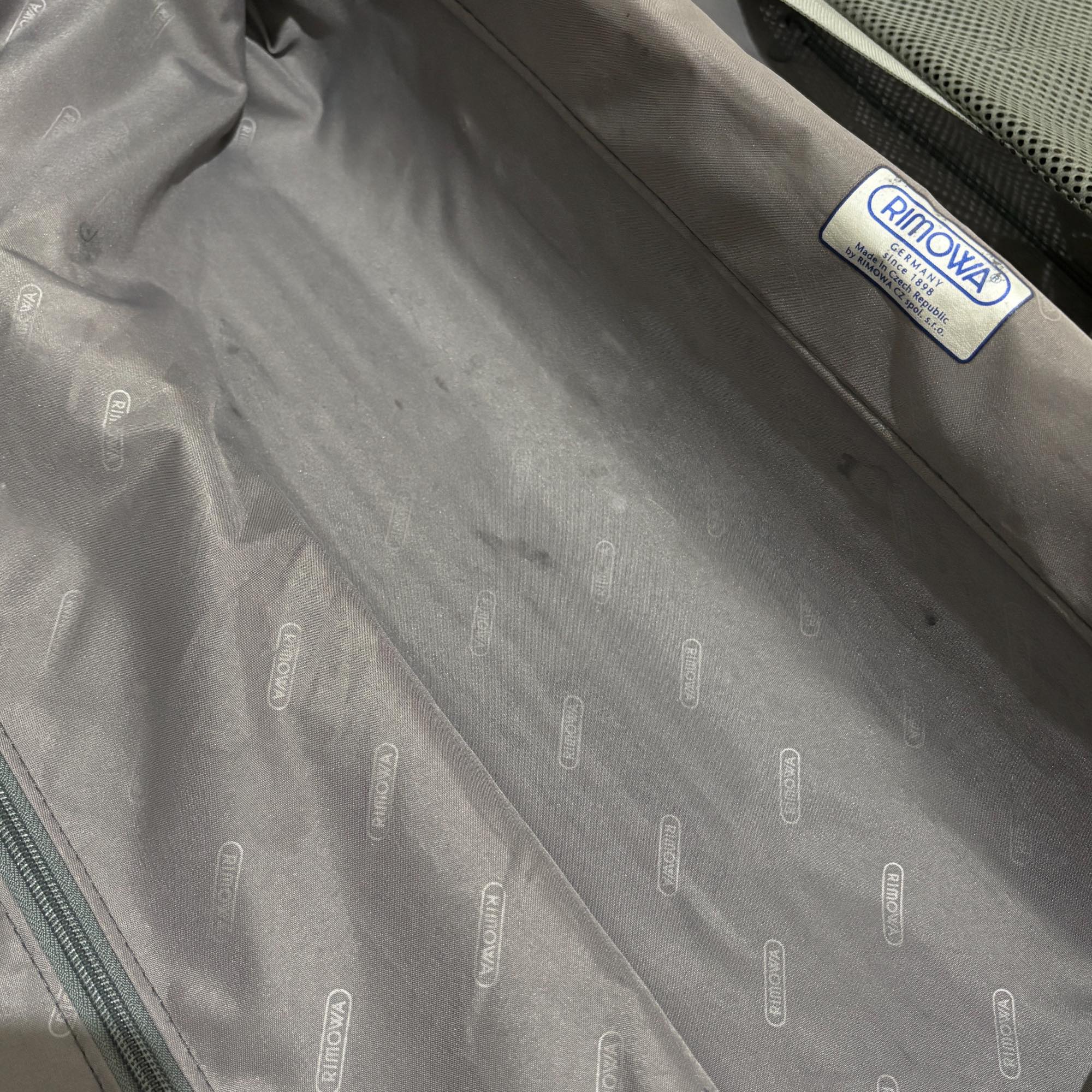 リモワ エッセンシャル (サルサ) U871.56-4 48リットル 中古商品 4輪