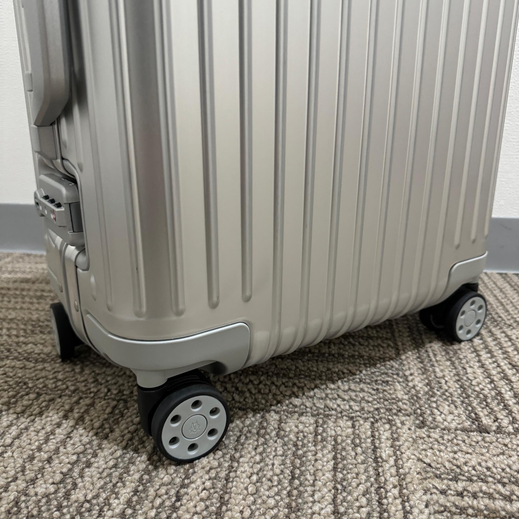 リモワ オリジナル 925.53.00.4-4 キャビン アウトレット品 35リットル 4輪
