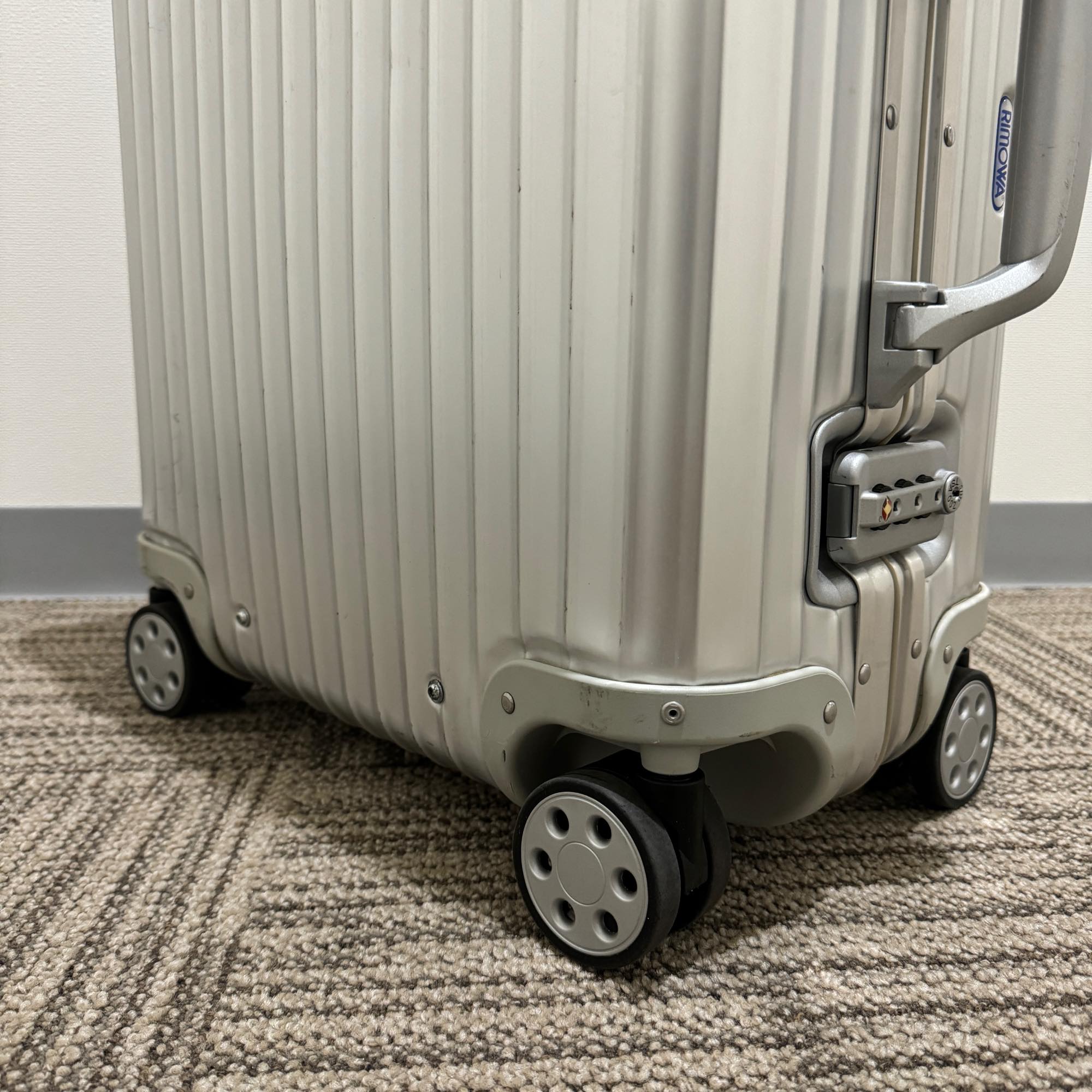リモワ トパーズ 932.56-4 中古美品 45リットル 4輪