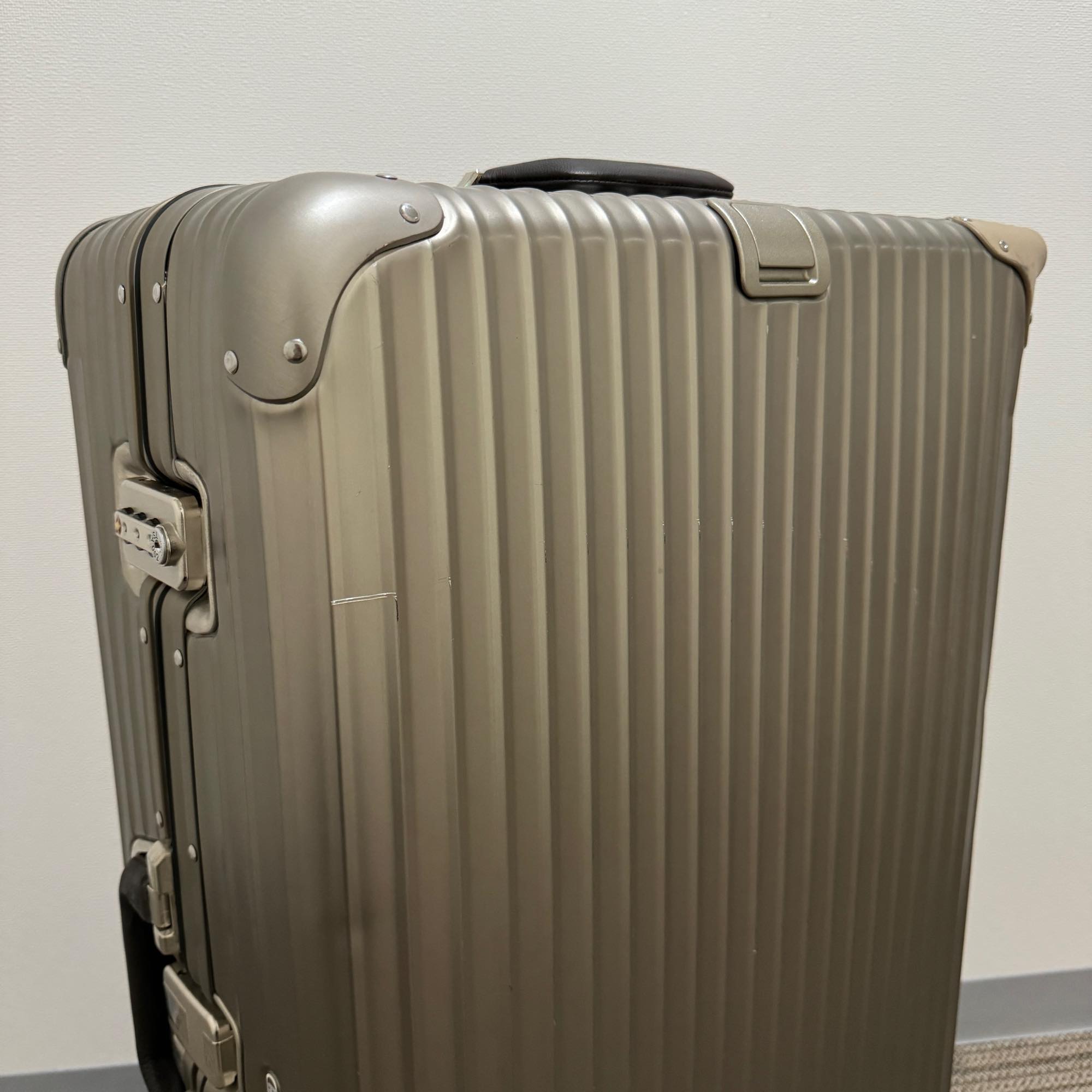 リモワ トパーズ チタニウム 中古美品 945.77-4 98リットル 4輪