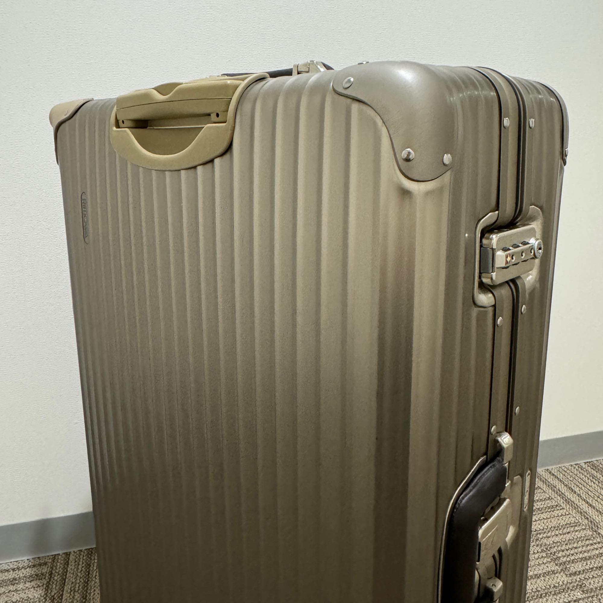 リモワ トパーズ チタニウム 中古美品 945.77-4 98リットル 4輪