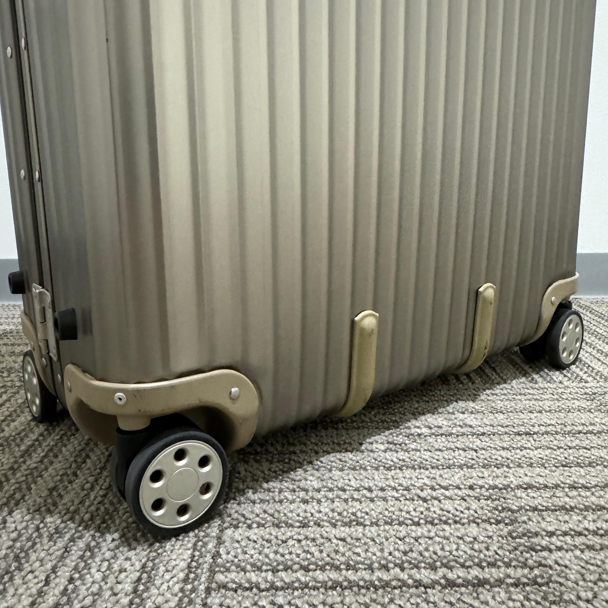リモワ トパーズ チタニウム 中古美品 945.77-4 98リットル 4輪