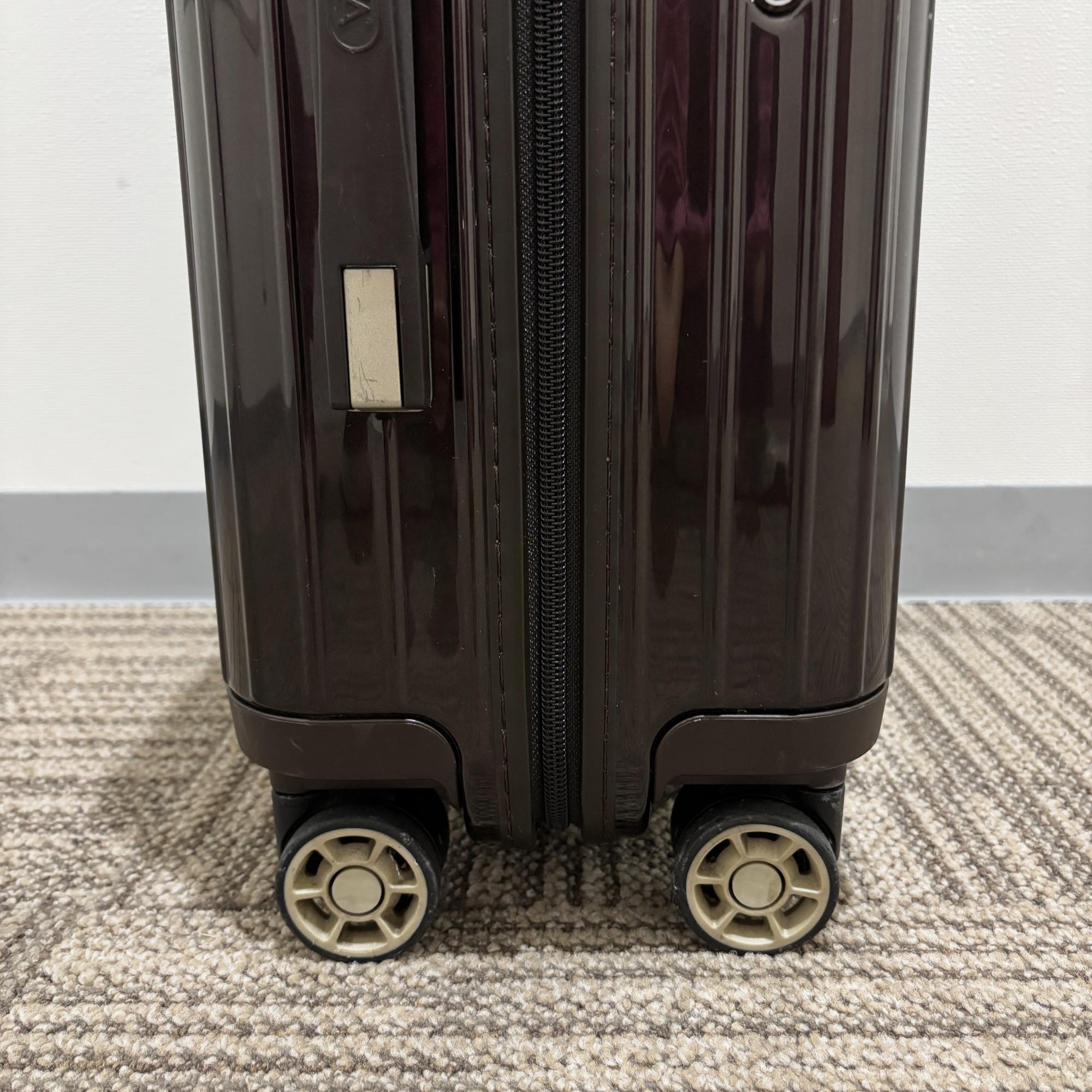 リモワ サルサ デラックス(エッセンシャル) 830.52-5 中古美品 35リットル 4輪