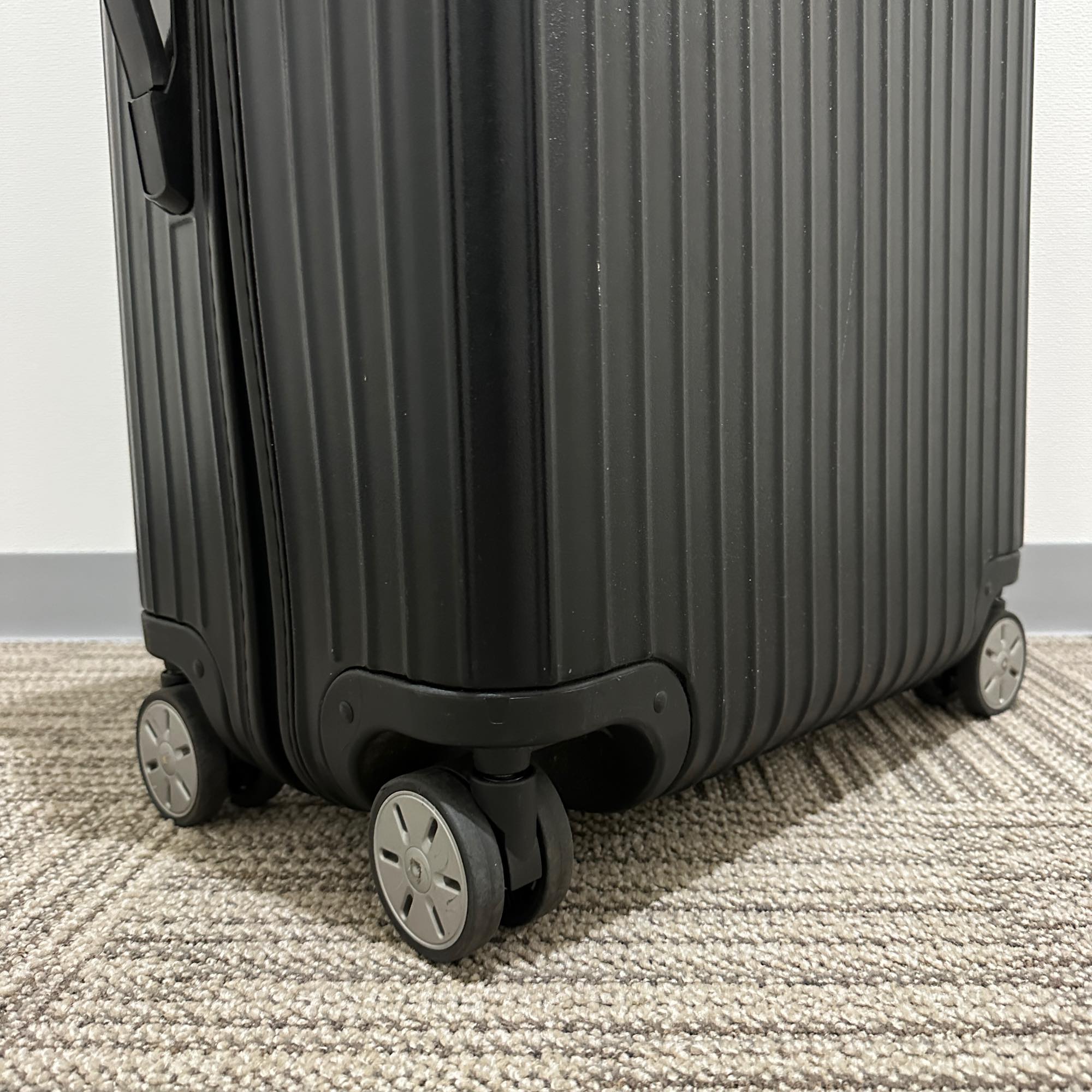 リモワ サルサ 871.70-5 82リットル 中古商品 4輪