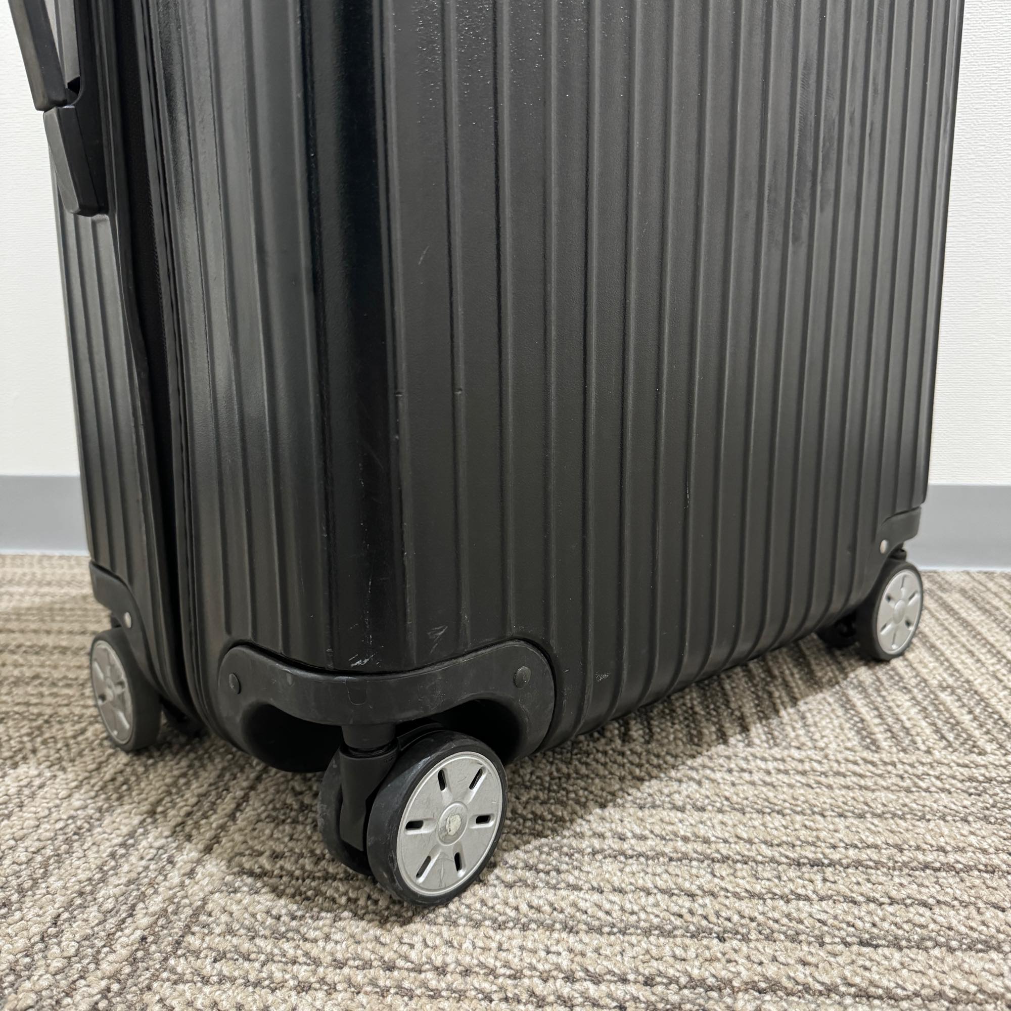 リモワ サルサ 871.70-6 82リットル 中古商品 4輪