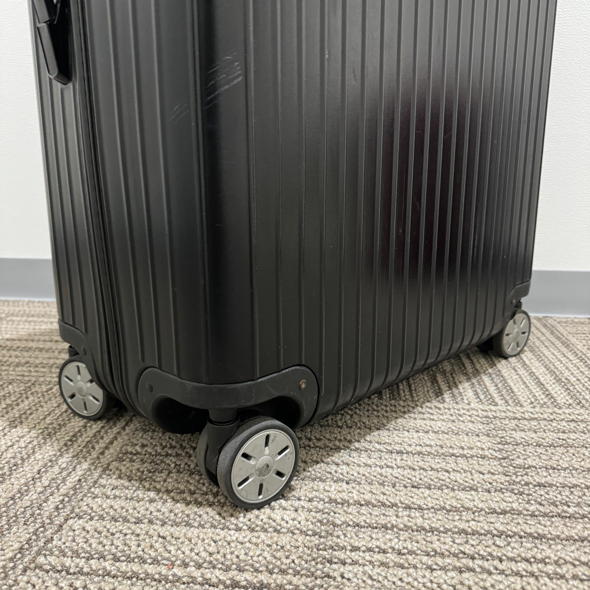 リモワ サルサ 871.77-6 107リットル 中古商品 4輪