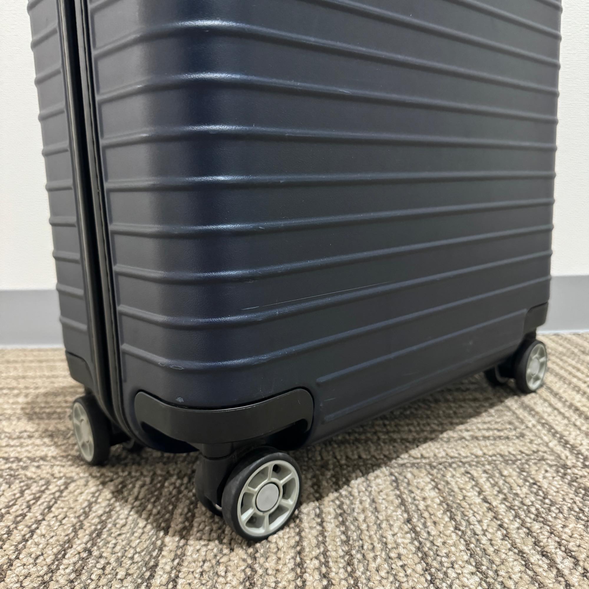 リモワ サルサ 810.40-7 27リットル 中古美品 4輪