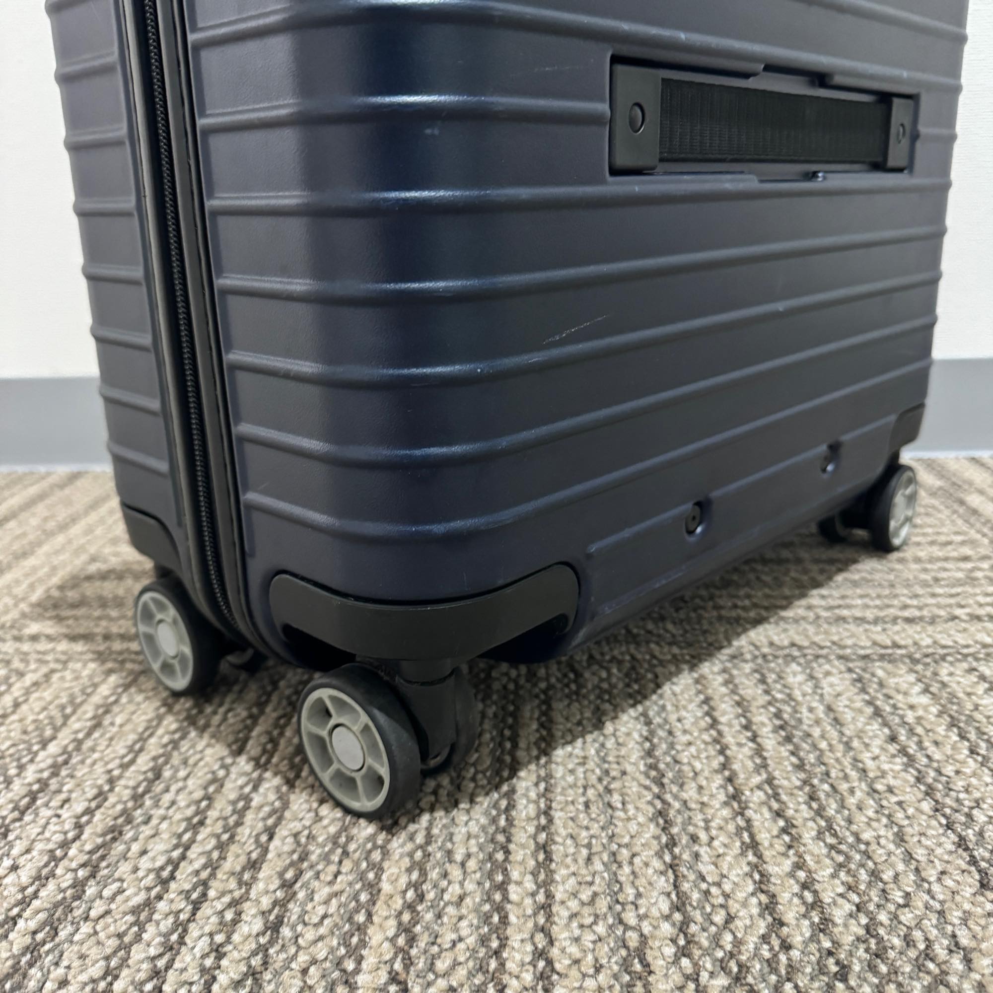 リモワ サルサ 810.40-7 27リットル 中古美品 4輪