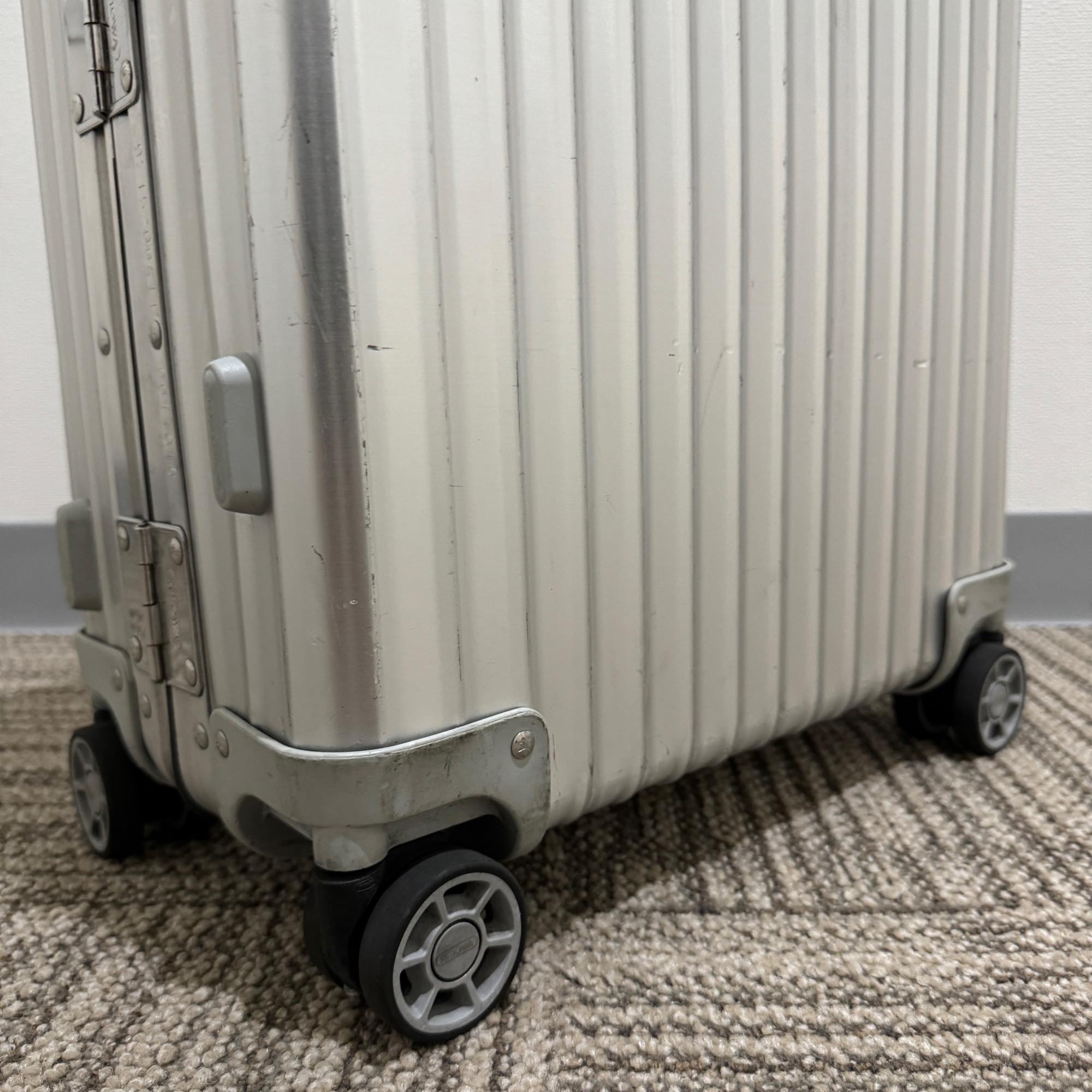リモワ クラシックフライト 中古商品 971.52-7 33リットル 4輪