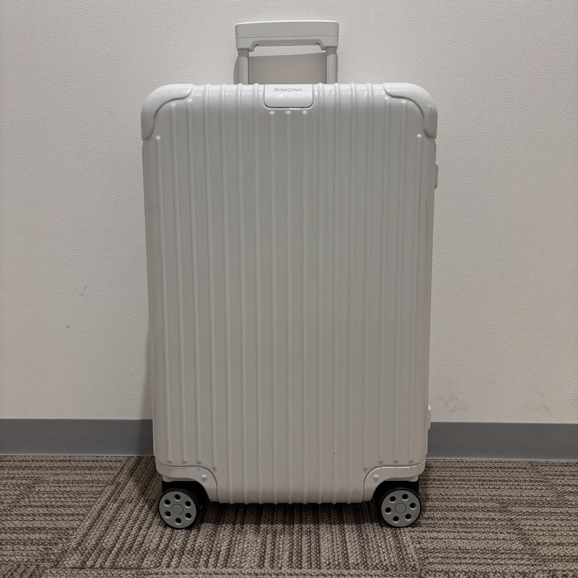 リモワ エッセンシャル 832.63.66.4 チェックインM 60L 中古美品 ホワイトグロス