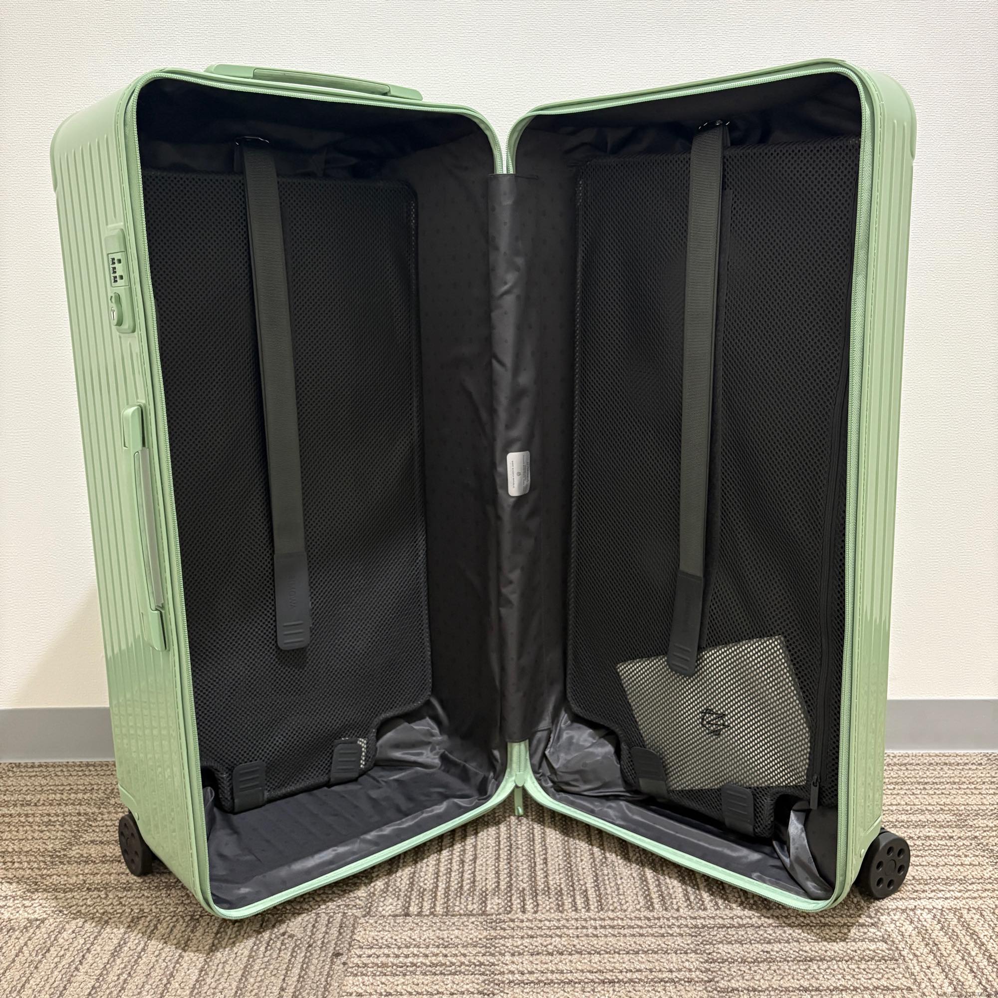 リモワ エッセンシャル 832.80.94.4 バンブーグリーン トランクプラス 中古美品 101L