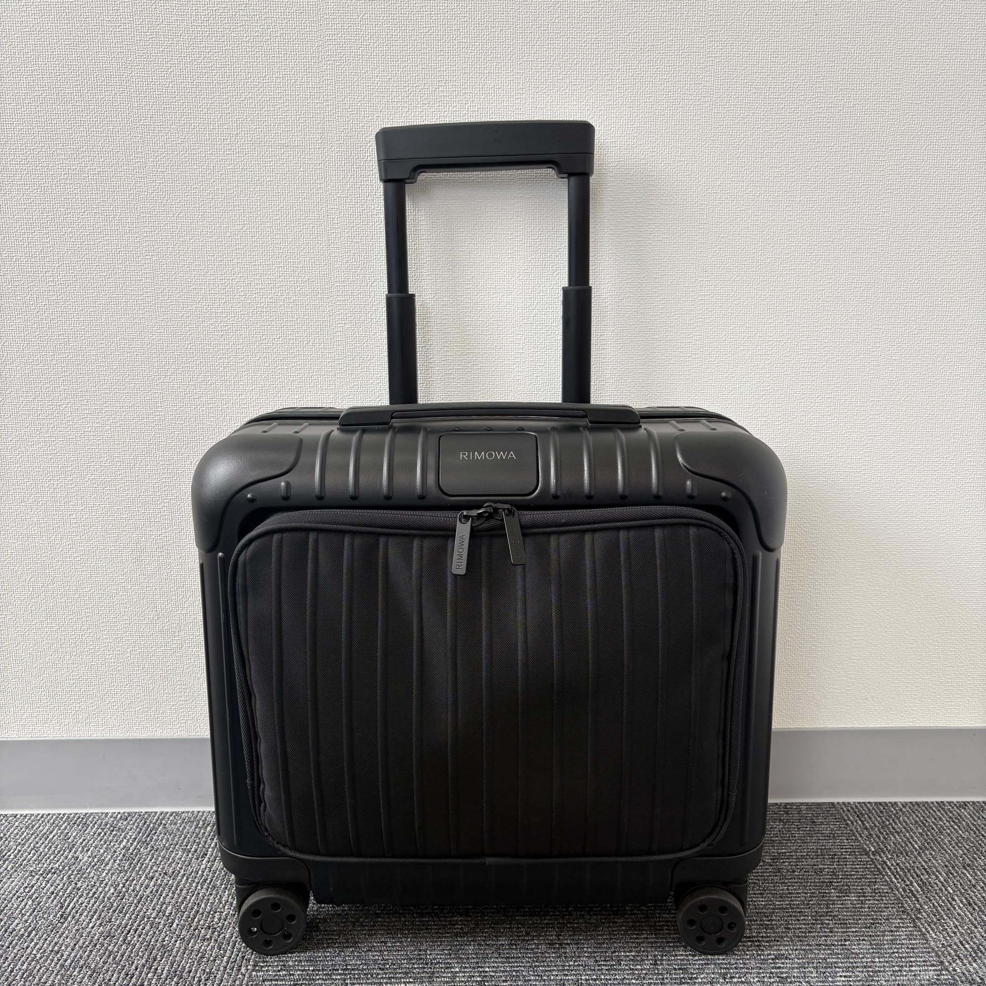 リモワ エッセンシャルスリーブ 842.40.63.4 コンパクト 31L 中古美品 マットブラック