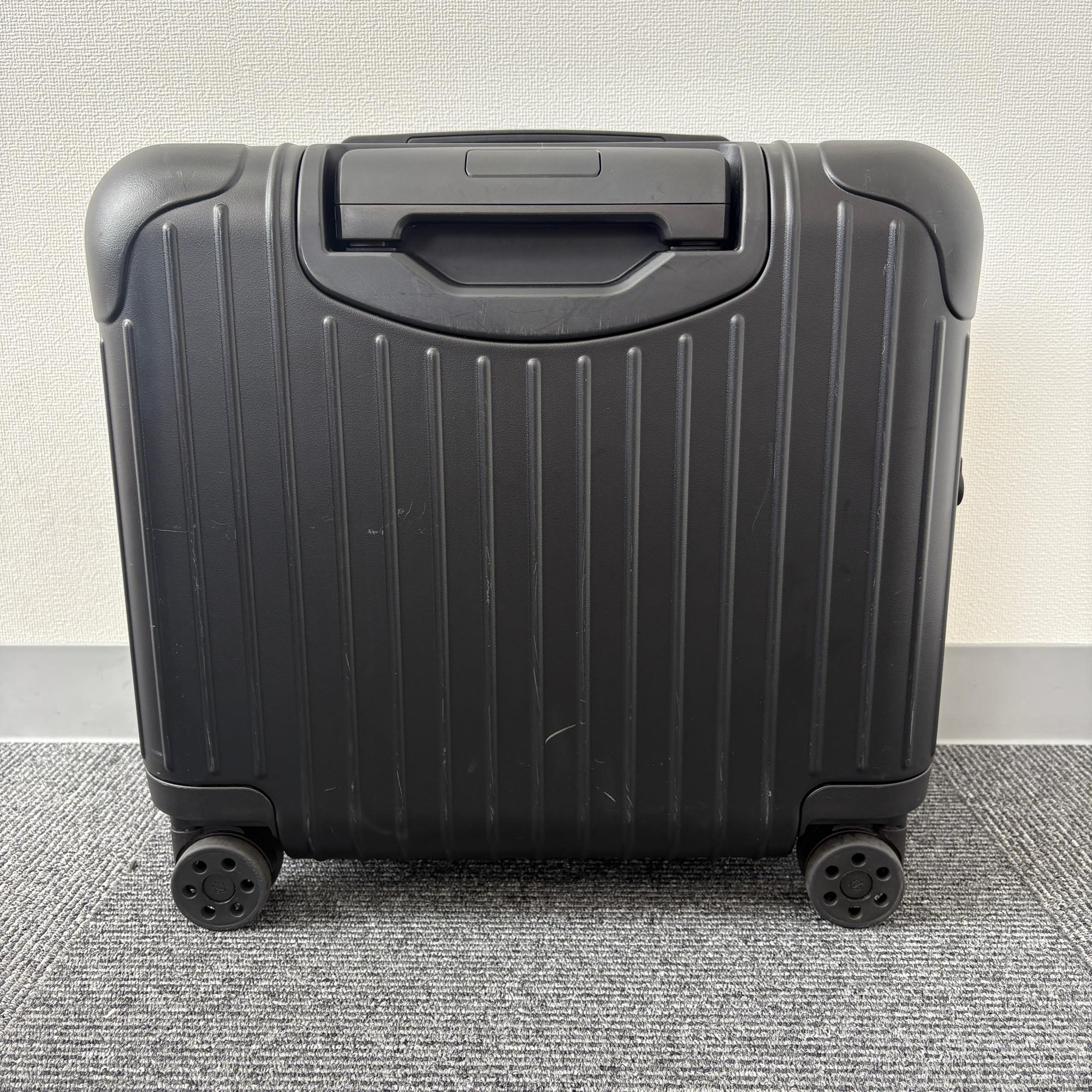 リモワ エッセンシャルスリーブ 842.40.63.4 コンパクト 31L 中古美品 マットブラック