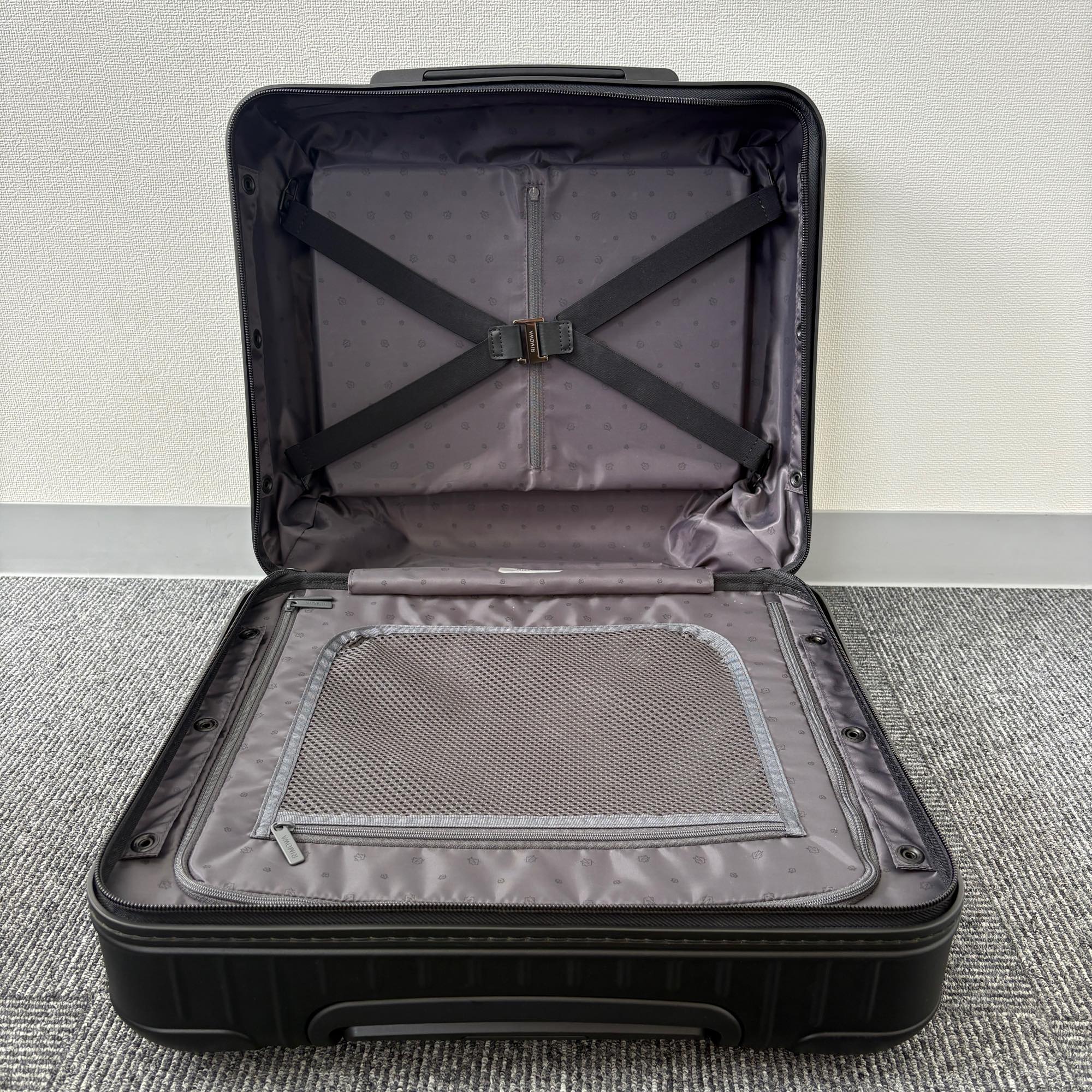 リモワ エッセンシャルスリーブ 842.40.63.4 コンパクト 31L 中古美品 マットブラック