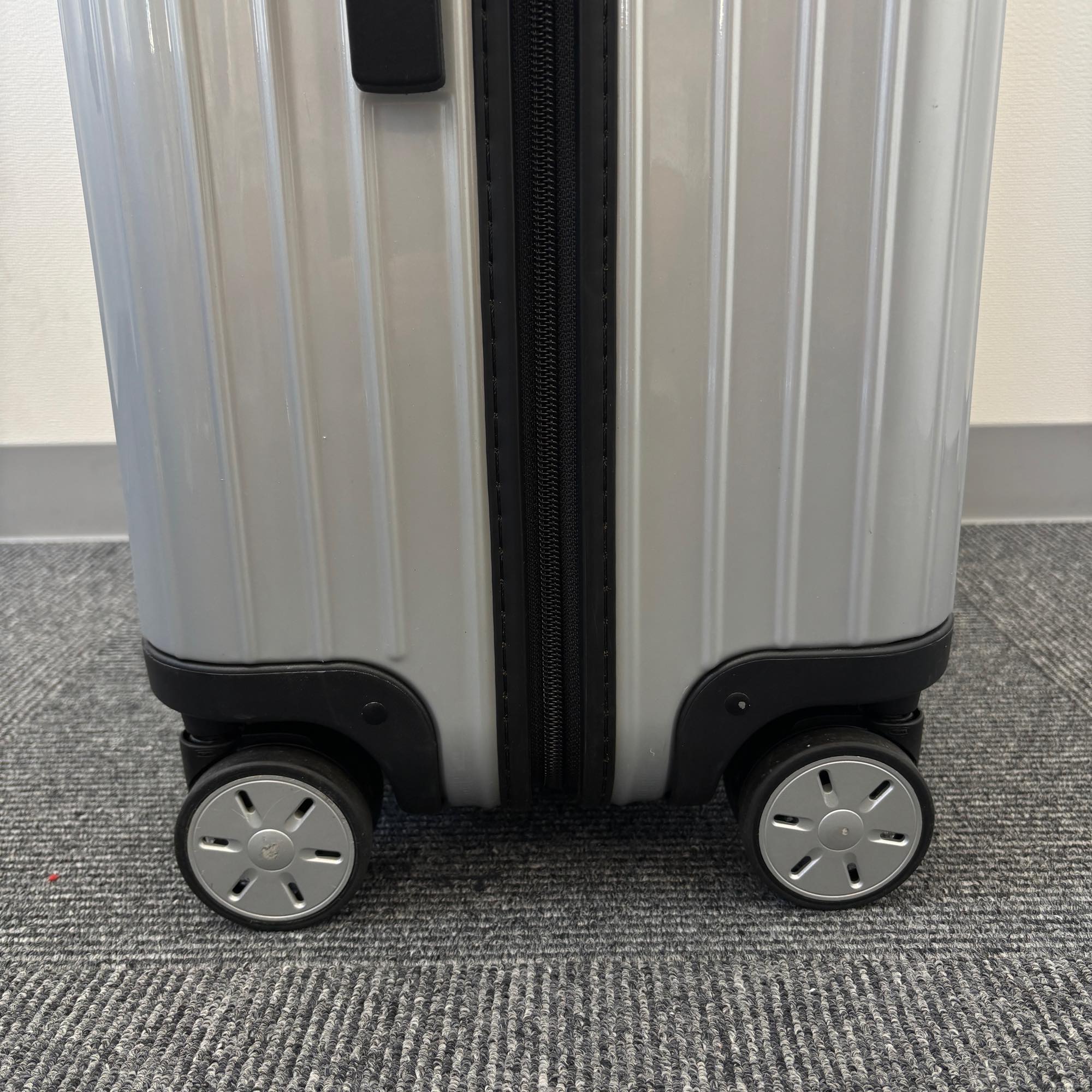 リモワ サルサ(エッセンシャル) U844.70 中古美品 86リットル 4輪